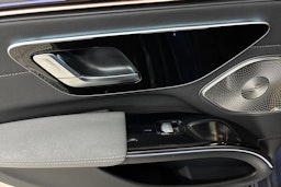 sininen Mercedes-Benz EQS 2023 kuva 17.