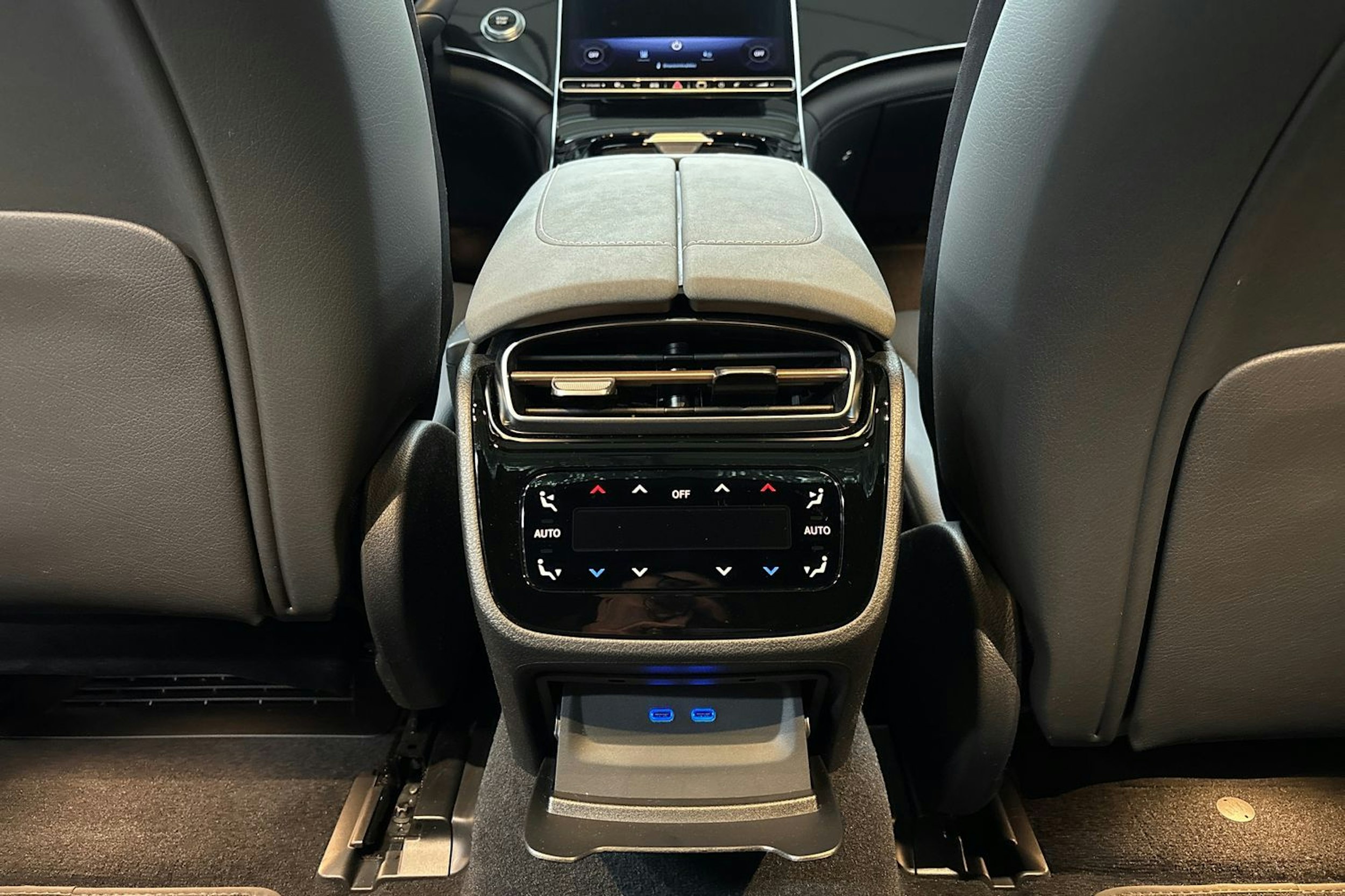 sininen Mercedes-Benz EQS 2023 kuva 18.