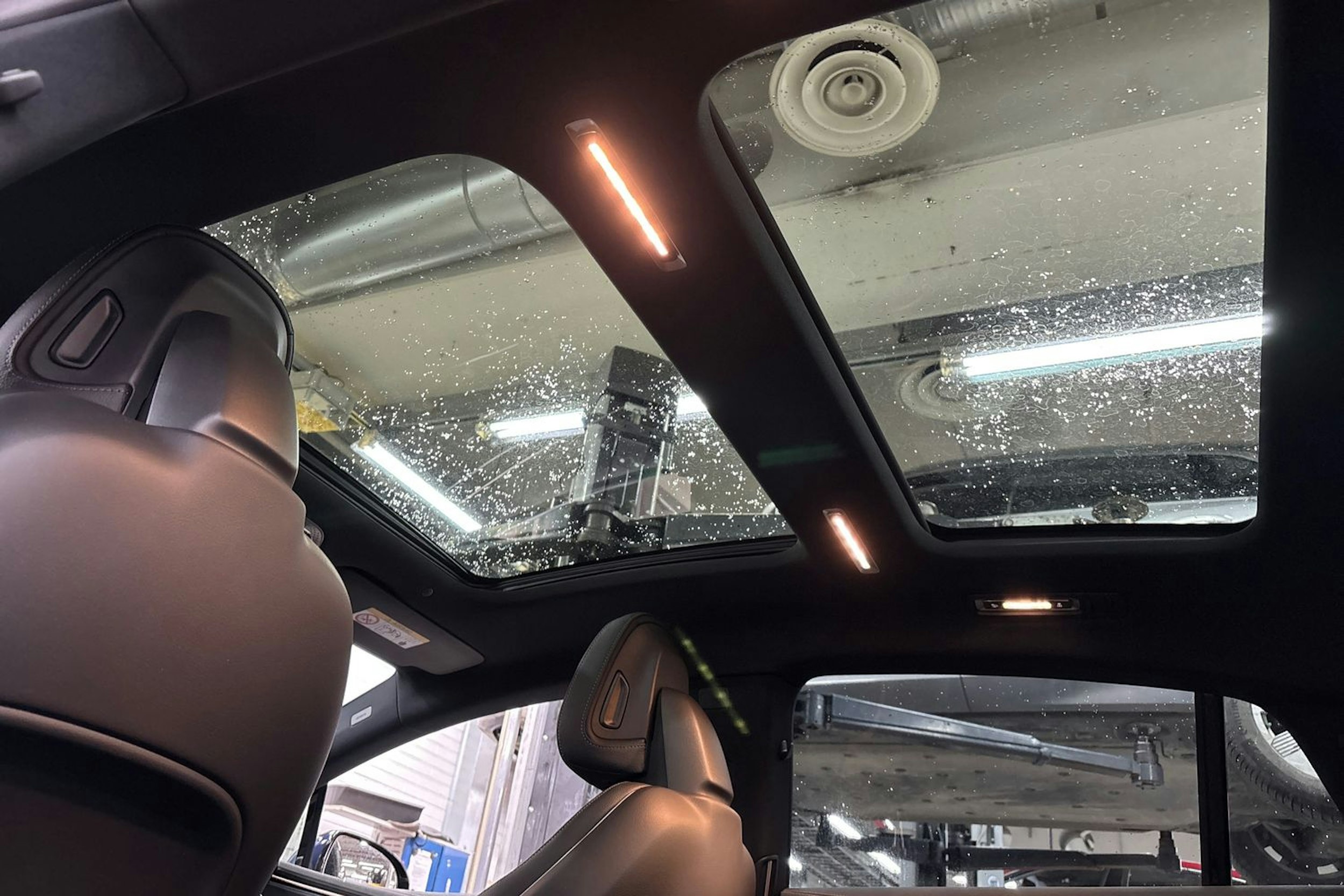 sininen Mercedes-Benz EQS 2023 kuva 19.