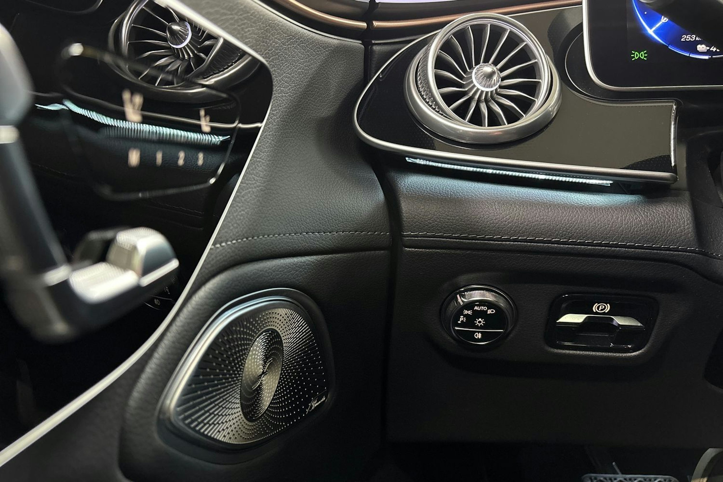 sininen Mercedes-Benz EQS 2023 kuva 21.