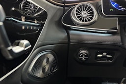 sininen Mercedes-Benz EQS 2023 kuva 21.