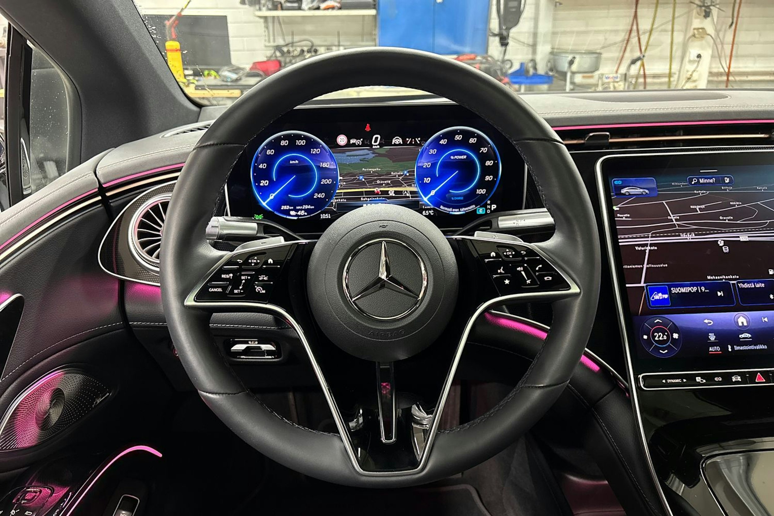 sininen Mercedes-Benz EQS 2023 kuva 22.