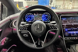 sininen Mercedes-Benz EQS 2023 kuva 22.