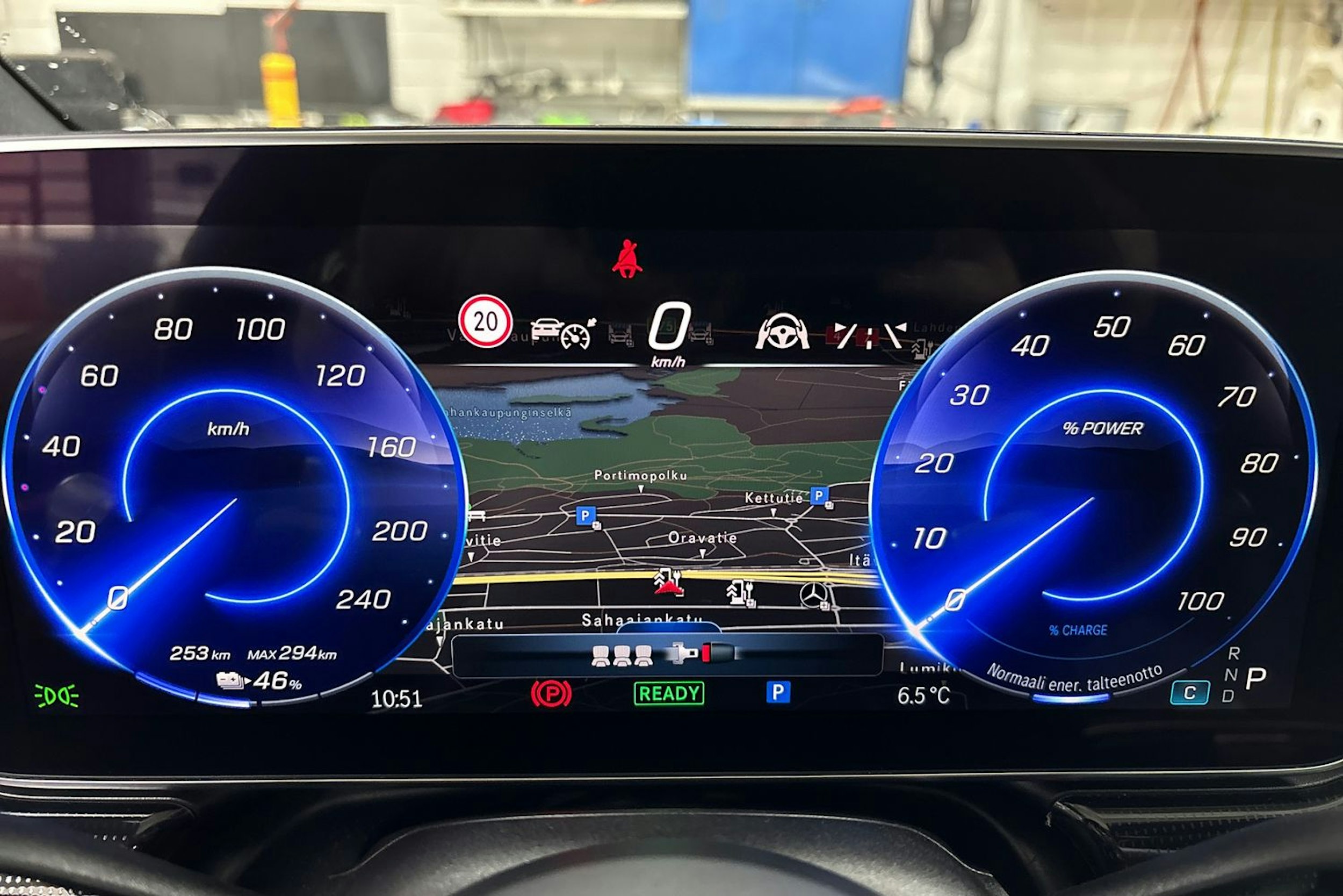 sininen Mercedes-Benz EQS 2023 kuva 23.