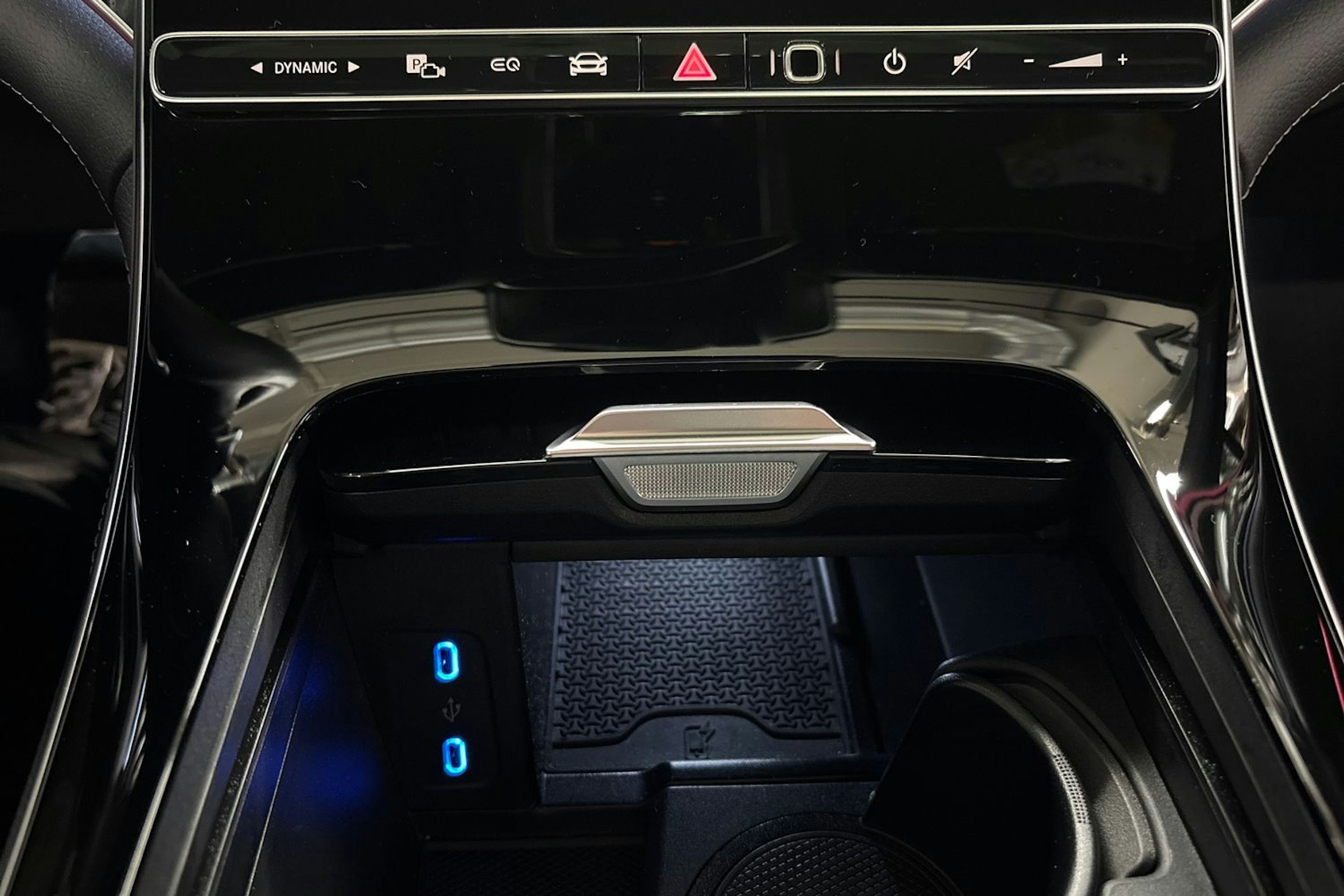 sininen Mercedes-Benz EQS 2023 kuva 27.