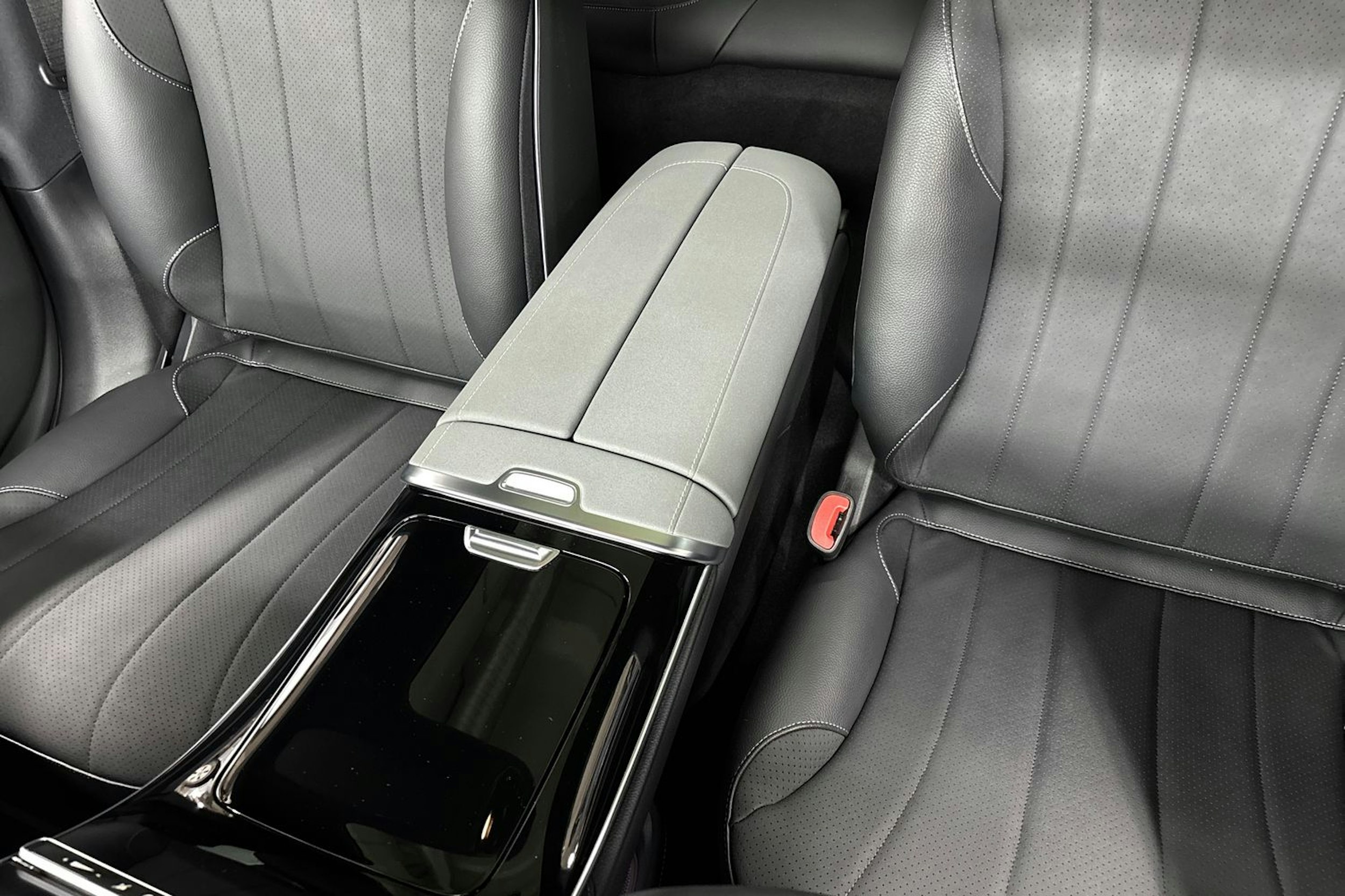 sininen Mercedes-Benz EQS 2023 kuva 28.