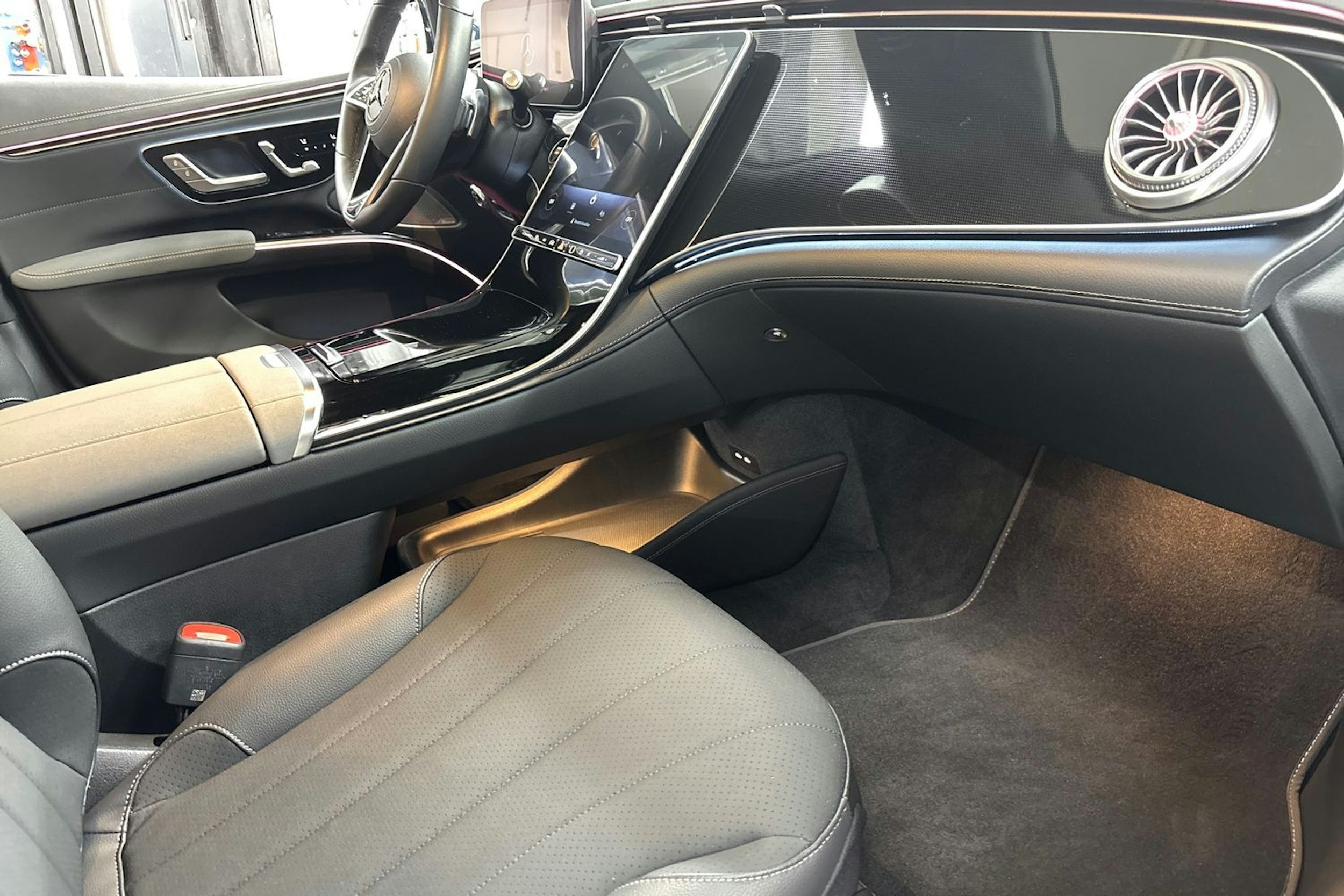 sininen Mercedes-Benz EQS 2023 kuva 29.