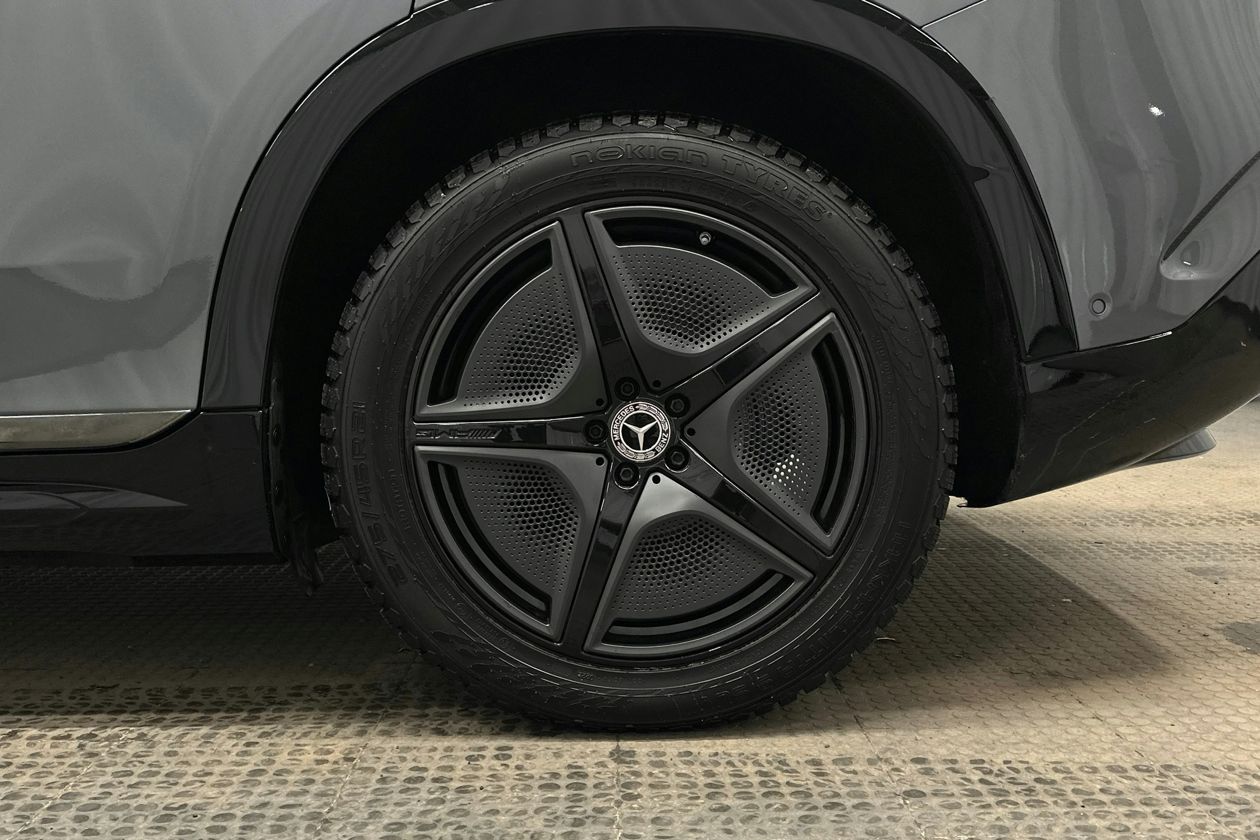 harmaa Mercedes-Benz EQS SUV 2023 kuva 13.