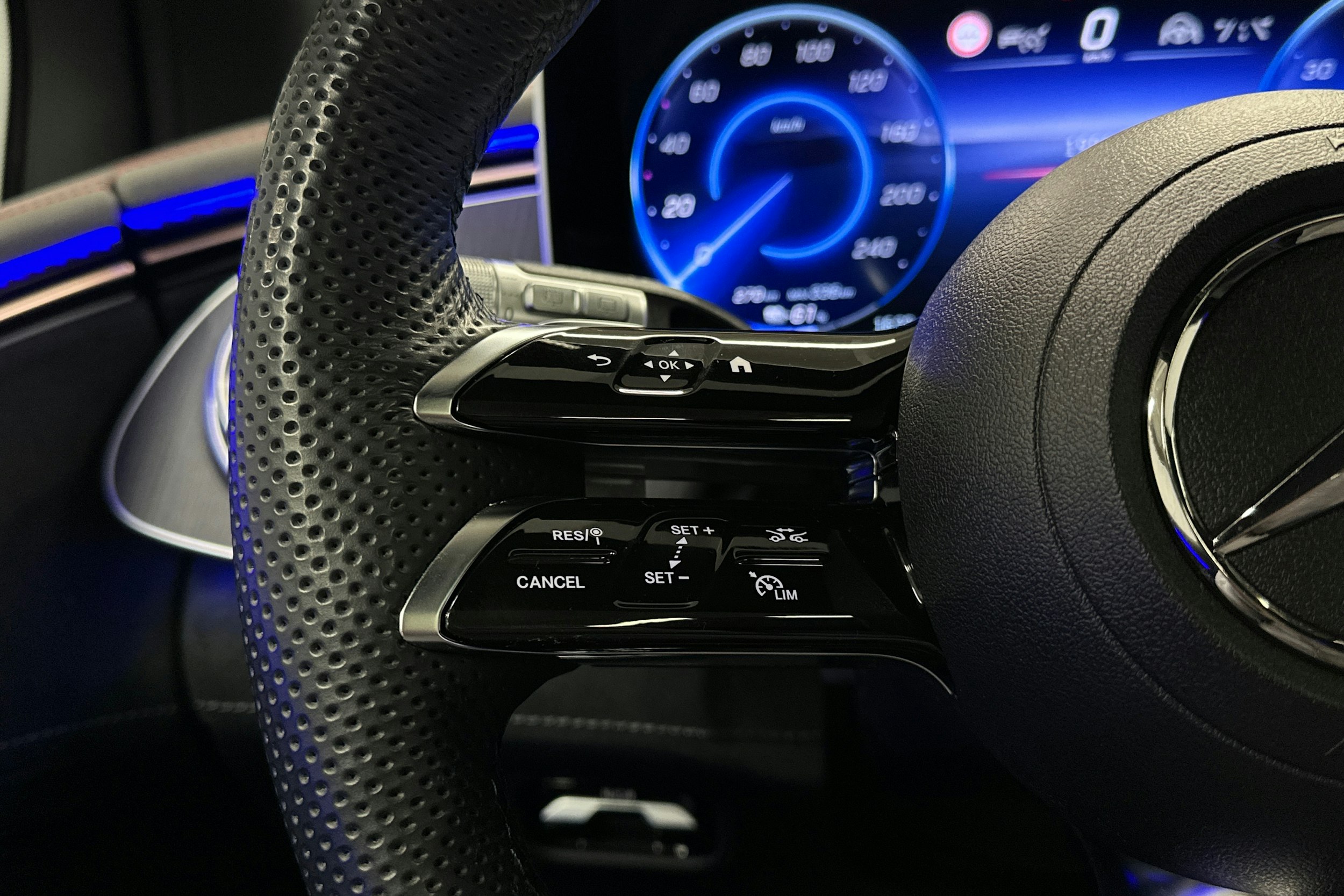 harmaa Mercedes-Benz EQS SUV 2023 kuva 14.