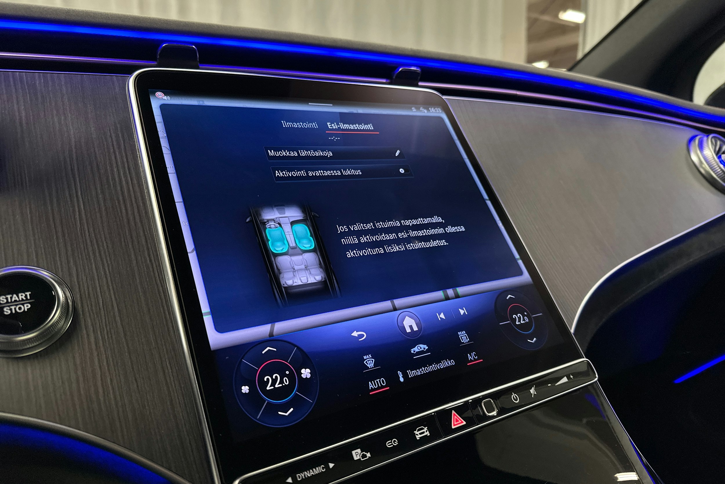 harmaa Mercedes-Benz EQS SUV 2023 kuva 18.