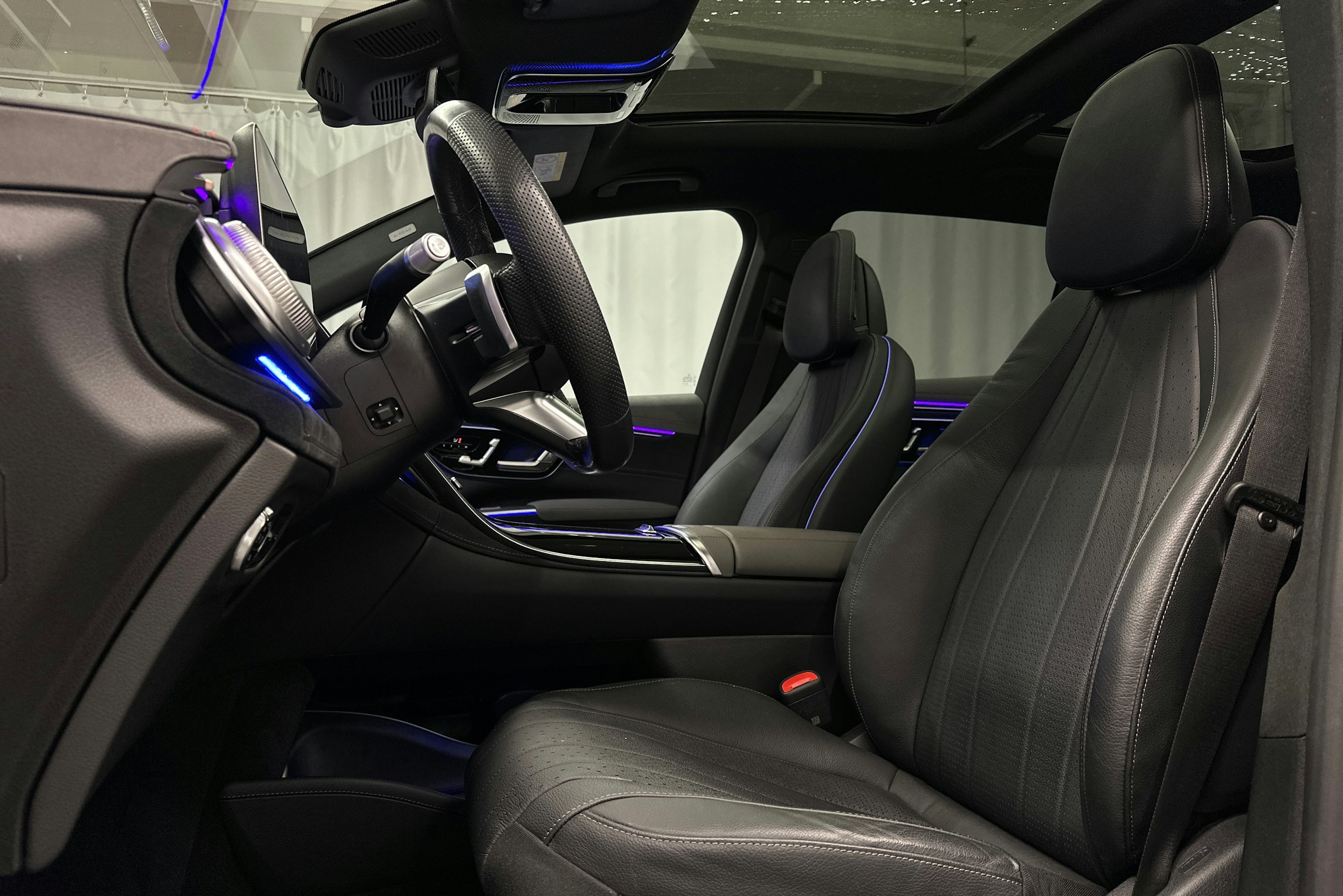 harmaa Mercedes-Benz EQS SUV 2023 kuva 28.