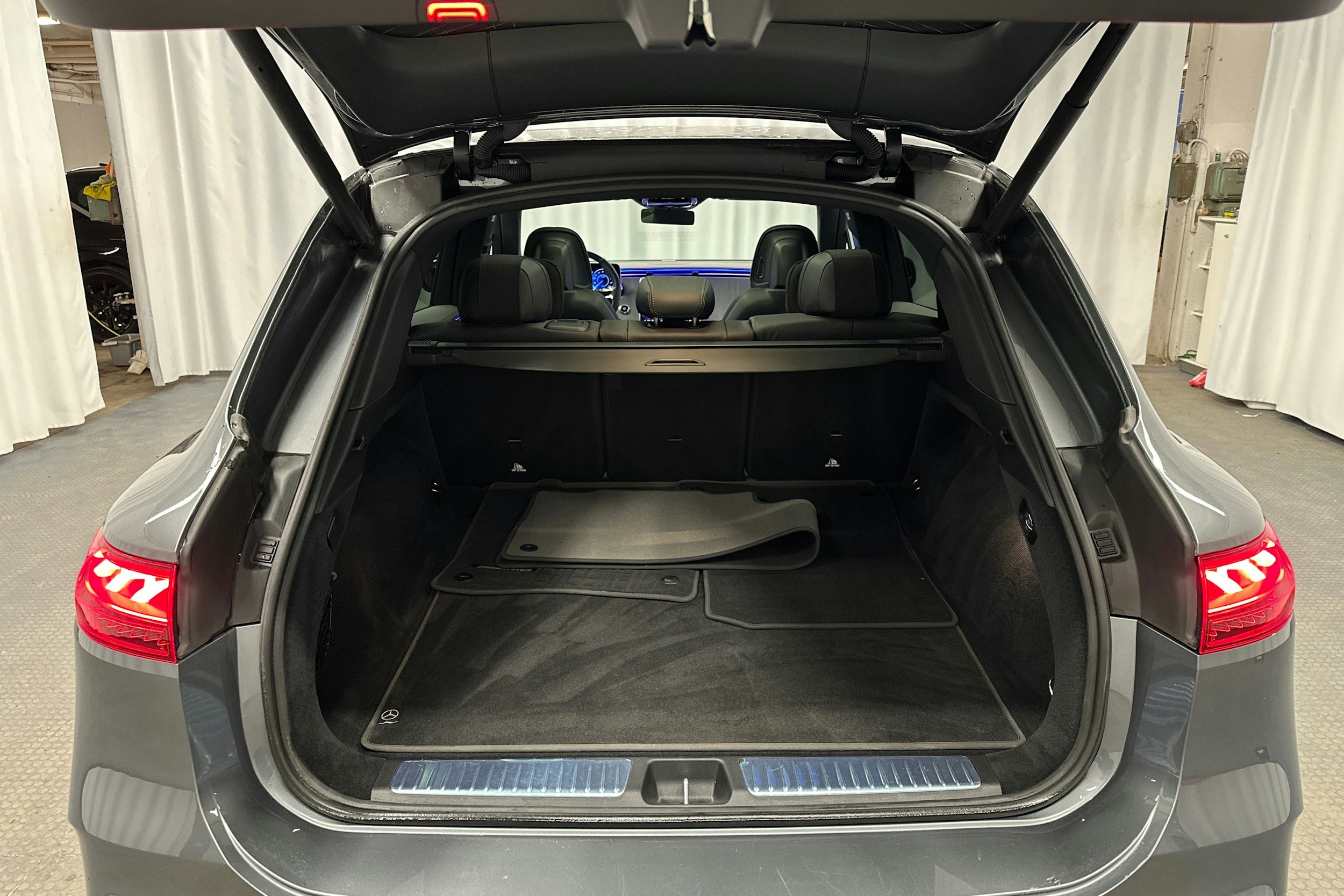 harmaa Mercedes-Benz EQS SUV 2023 kuva 31.