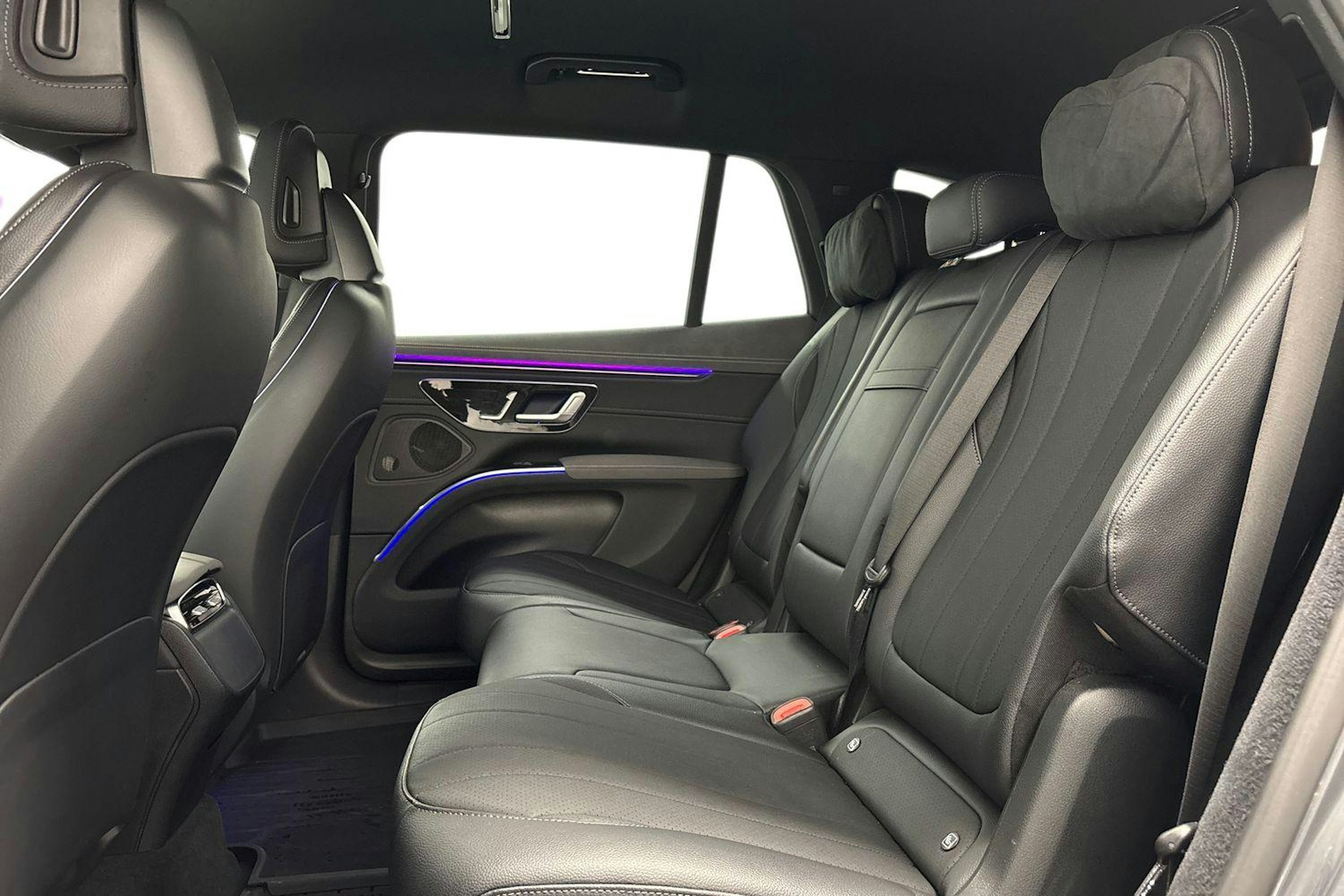 Harmaa Mercedes-Benz EQS SUV 2023 kuva 10.