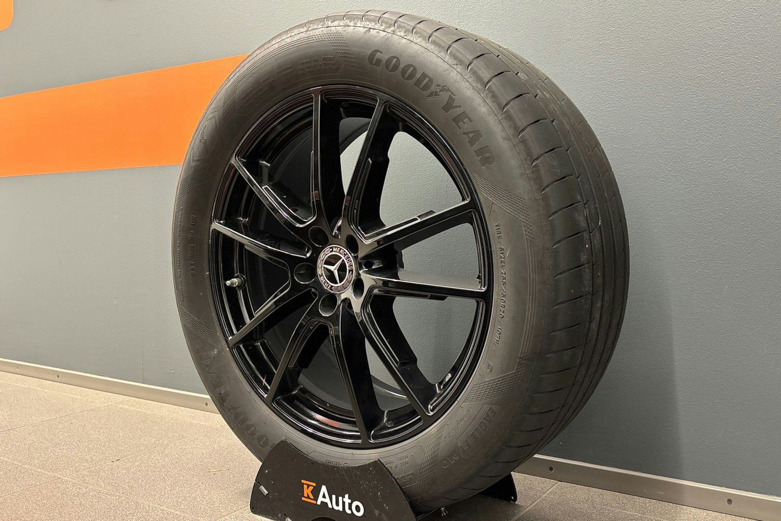 Harmaa Mercedes-Benz EQS SUV 2023 kuva 13.