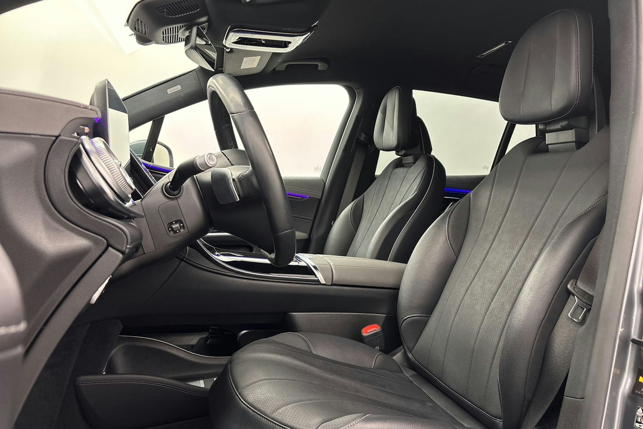 Harmaa Mercedes-Benz EQS SUV 2023 kuva 15.