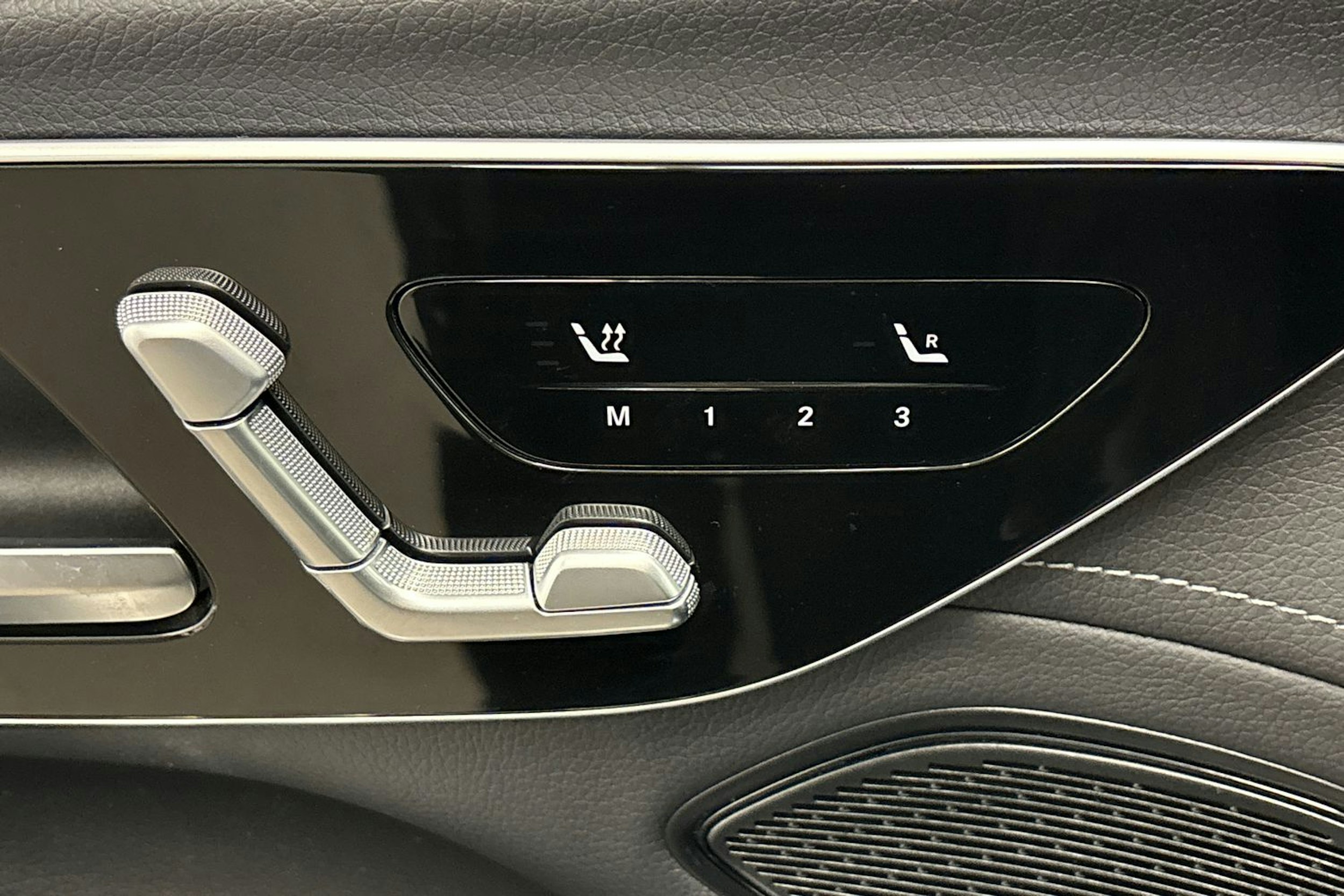 Harmaa Mercedes-Benz EQS SUV 2023 kuva 16.