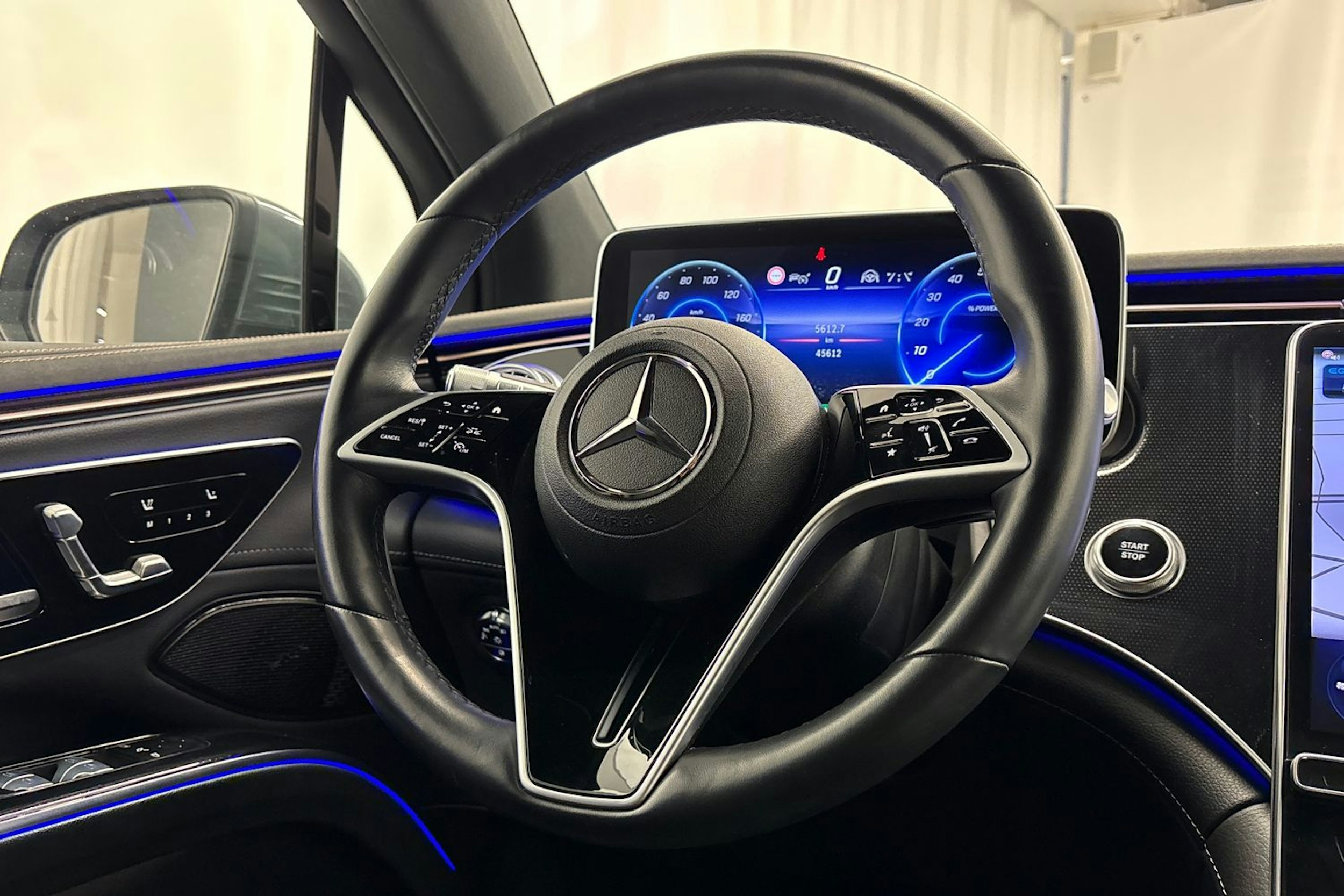 Harmaa Mercedes-Benz EQS SUV 2023 kuva 17.