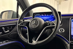 Harmaa Mercedes-Benz EQS SUV 2023 kuva 17.