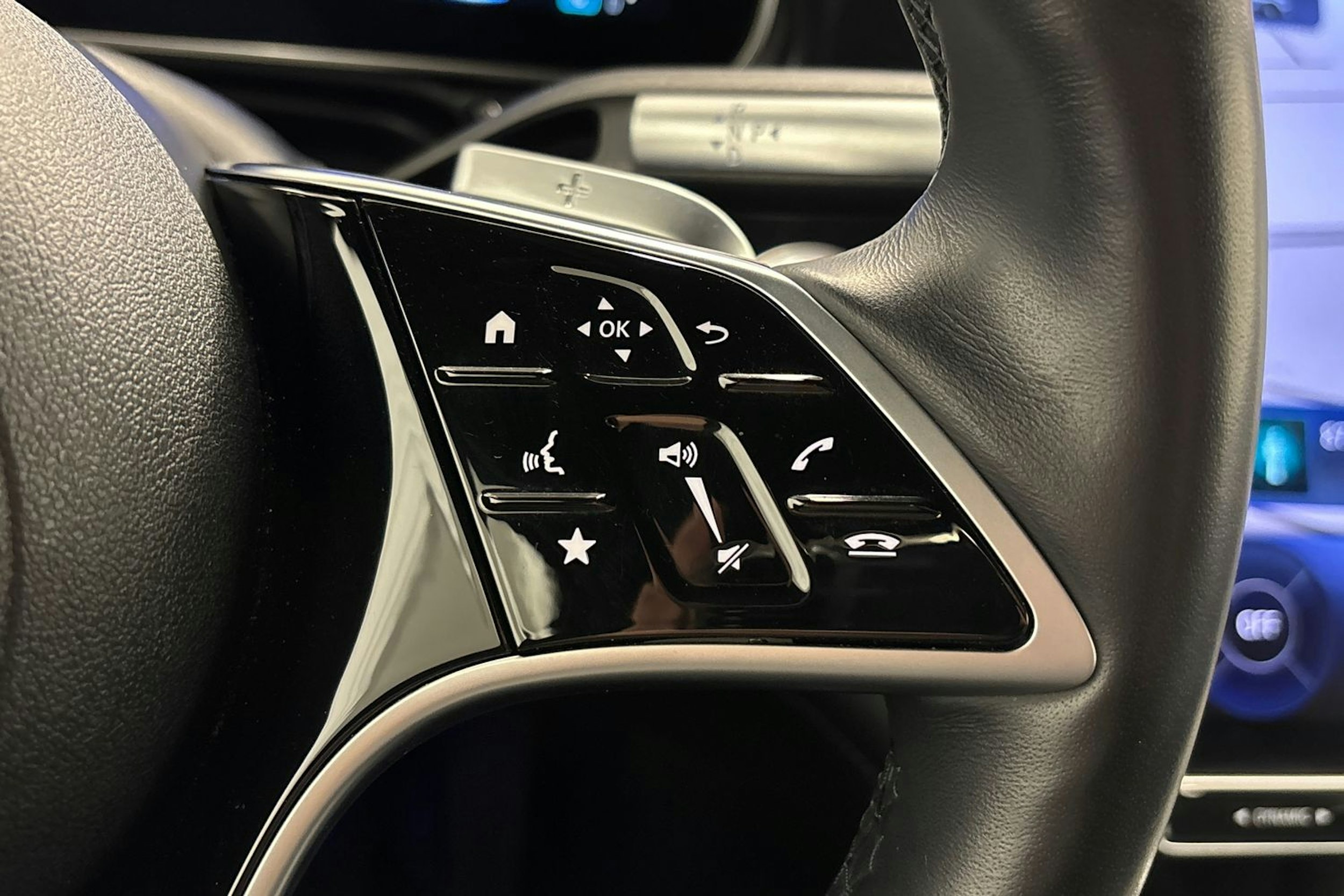 Harmaa Mercedes-Benz EQS SUV 2023 kuva 19.