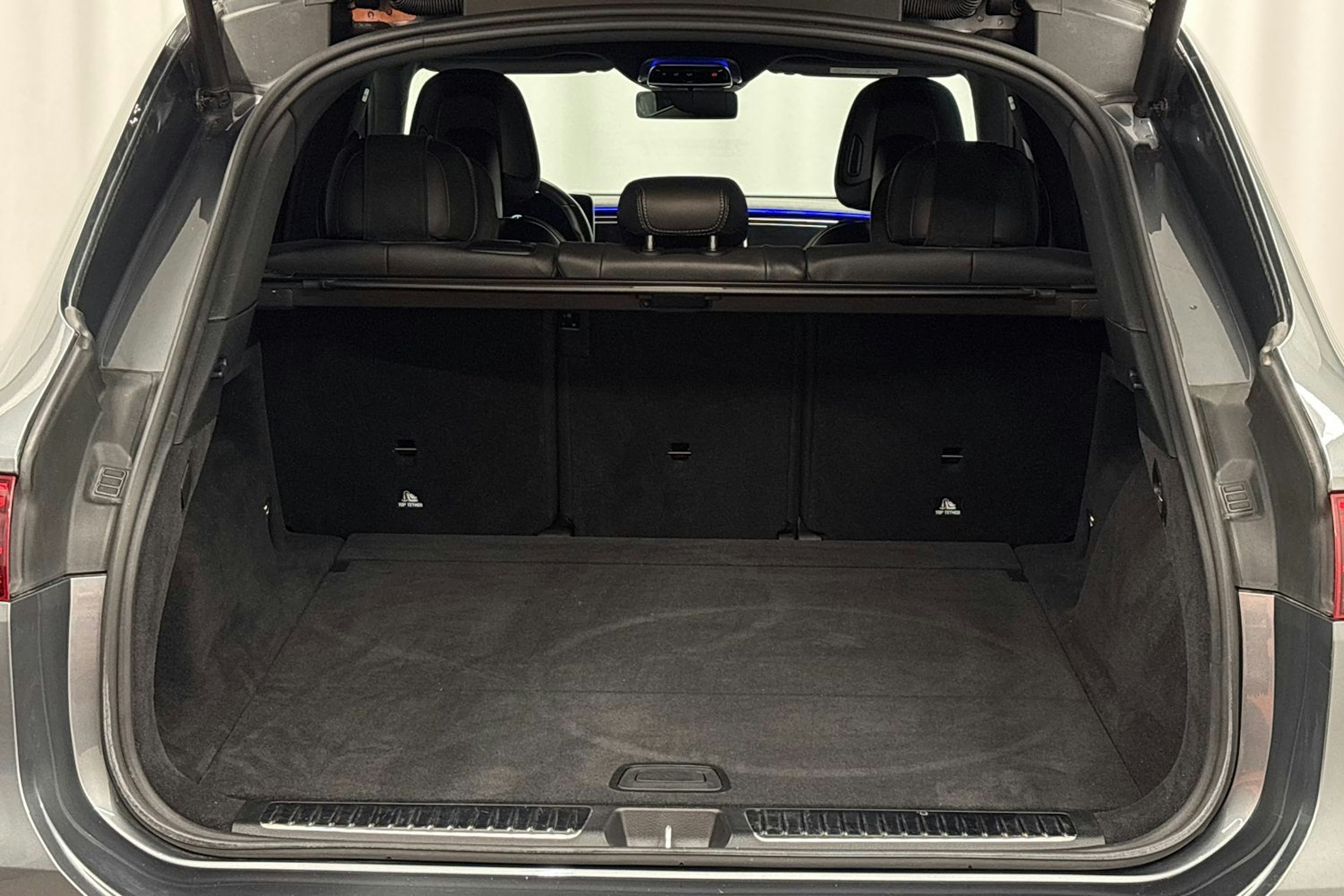 Harmaa Mercedes-Benz EQS SUV 2023 kuva 27.