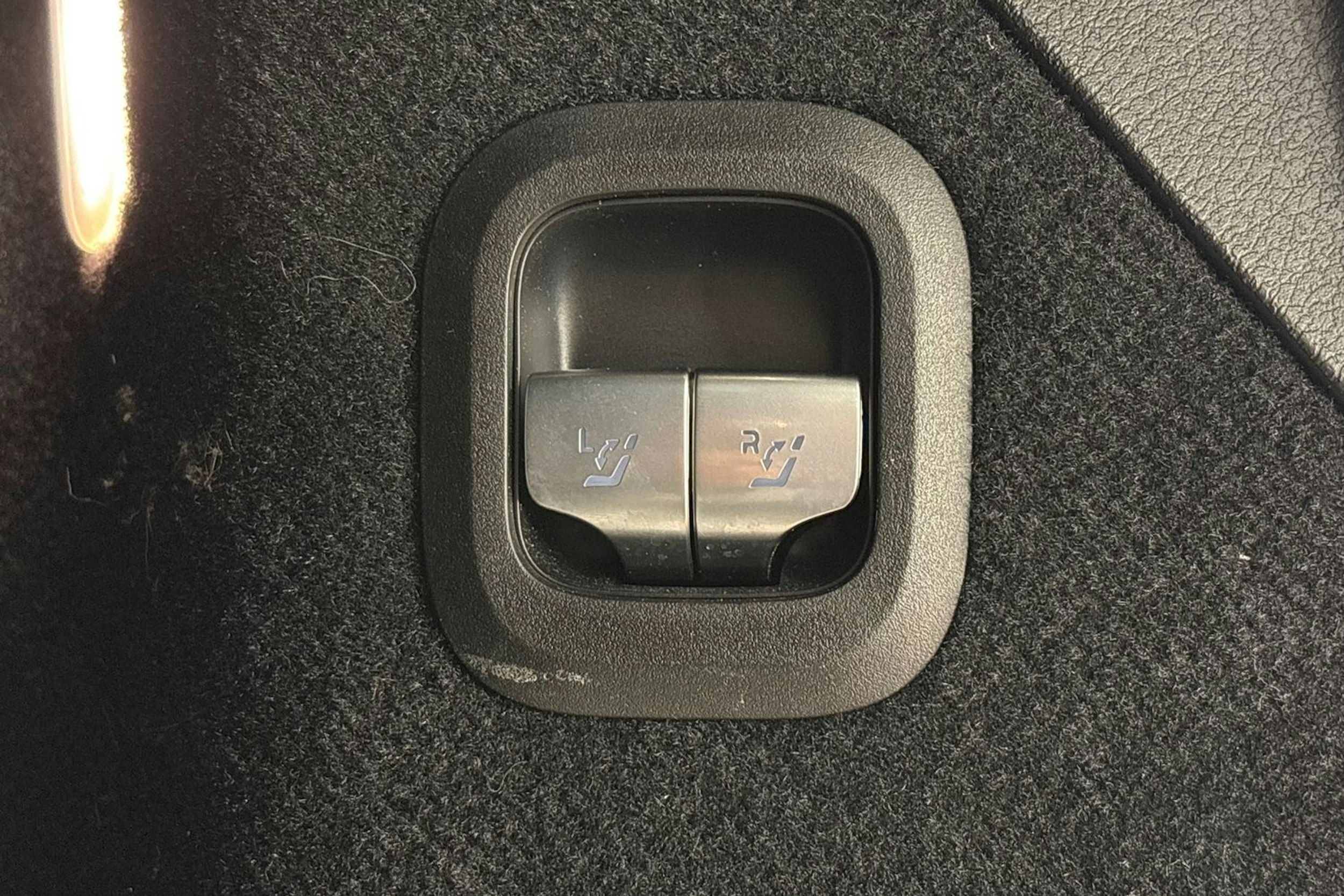 Harmaa Mercedes-Benz EQS SUV 2023 kuva 29.