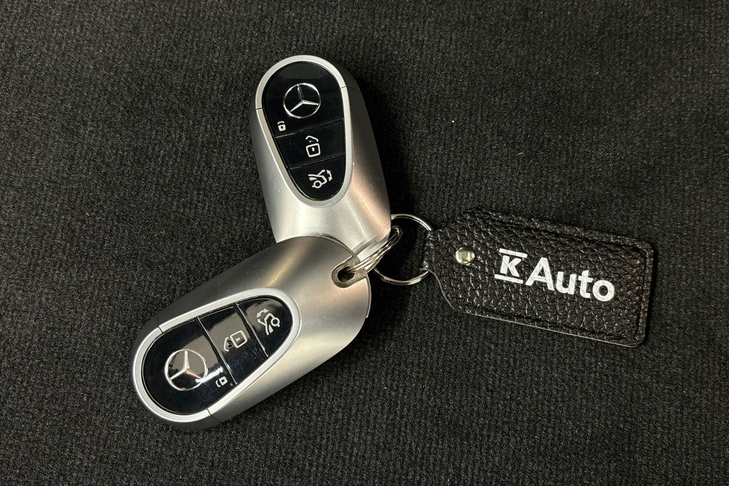 Harmaa Mercedes-Benz EQS SUV 2023 kuva 30.