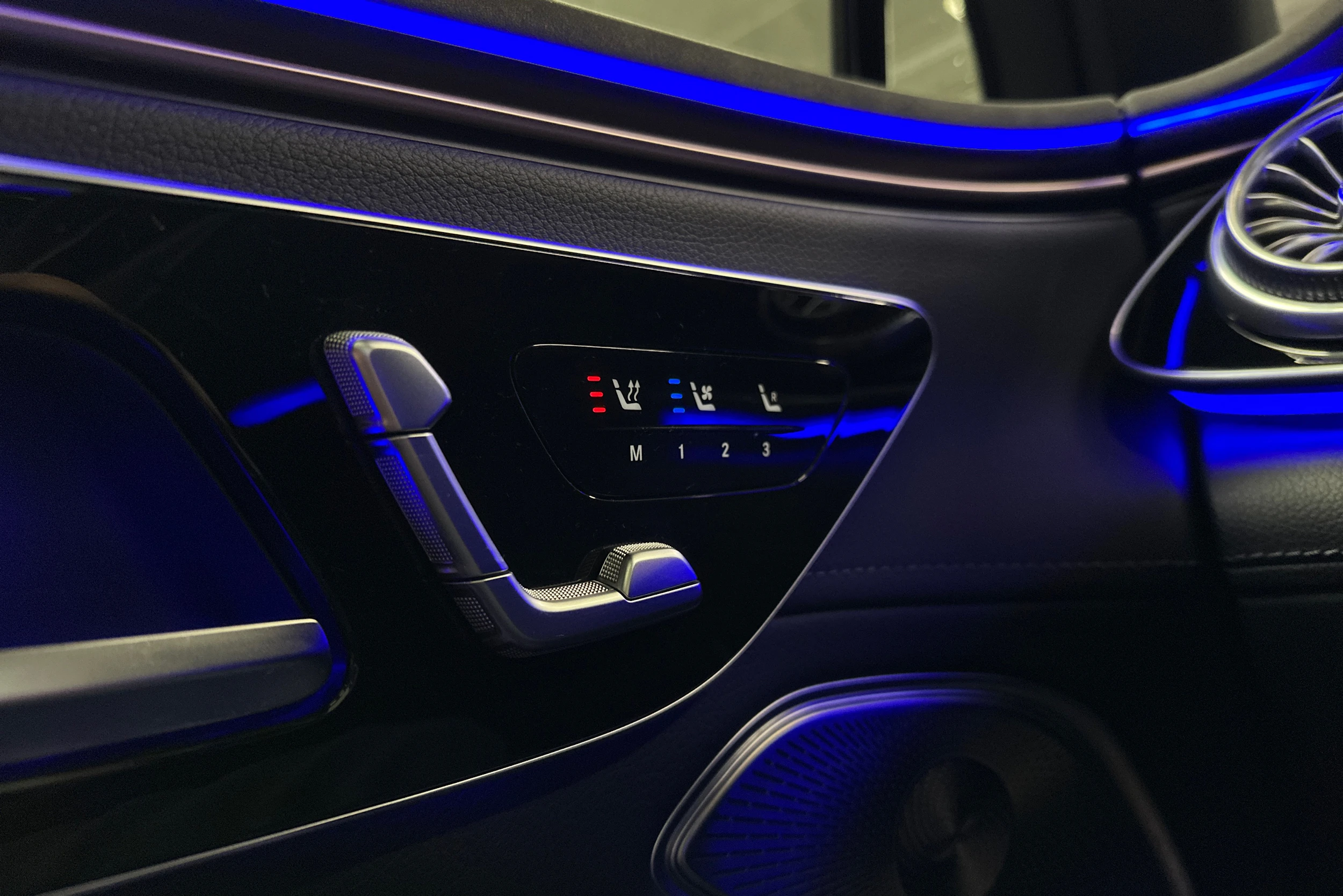 harmaa Mercedes-Benz EQS SUV 2023 kuva 28.