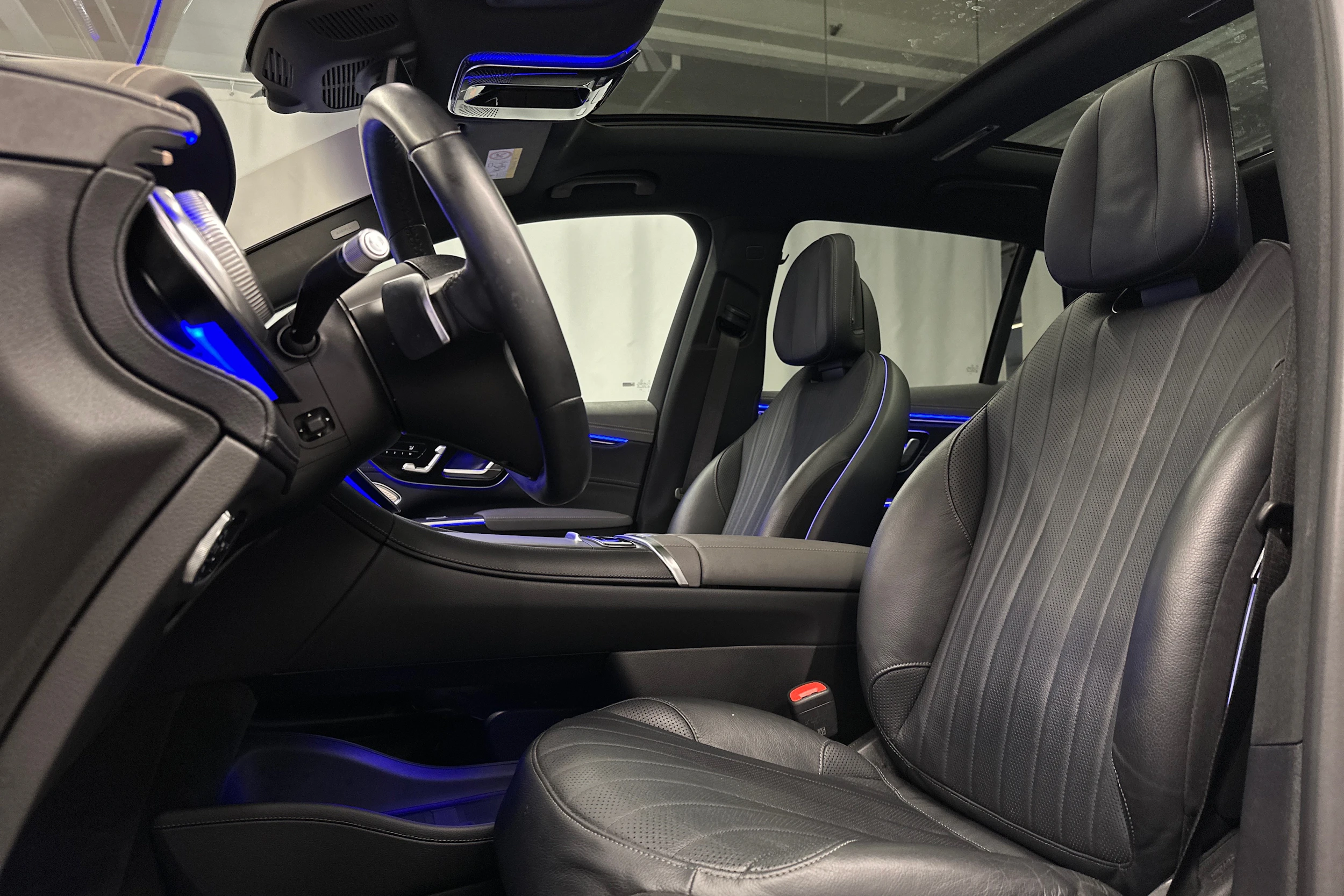 harmaa Mercedes-Benz EQS SUV 2023 kuva 30.