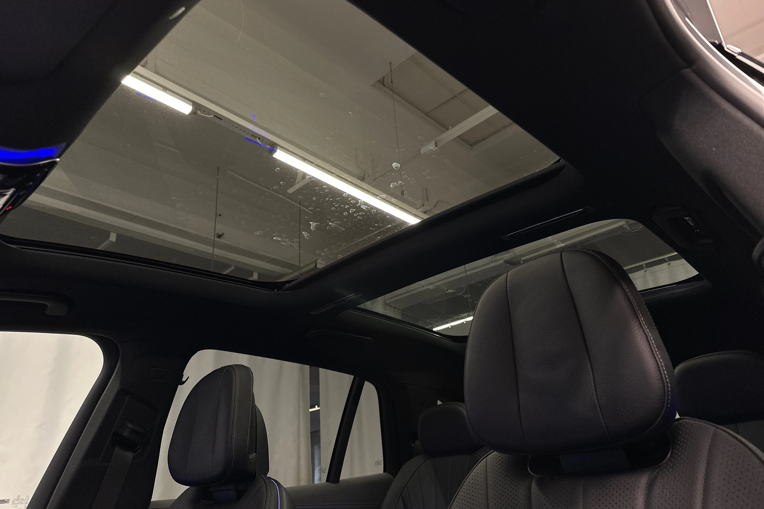 harmaa Mercedes-Benz EQS SUV 2023 kuva 32.