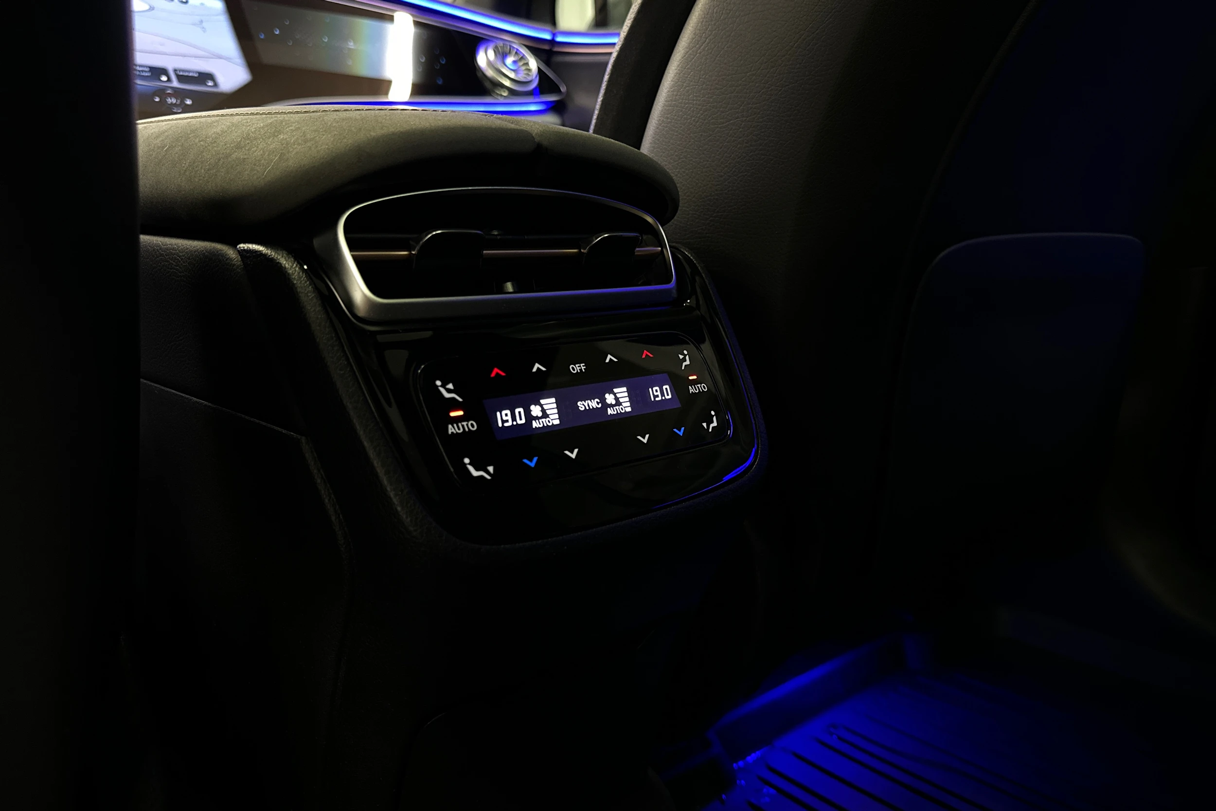 harmaa Mercedes-Benz EQS SUV 2023 kuva 33.