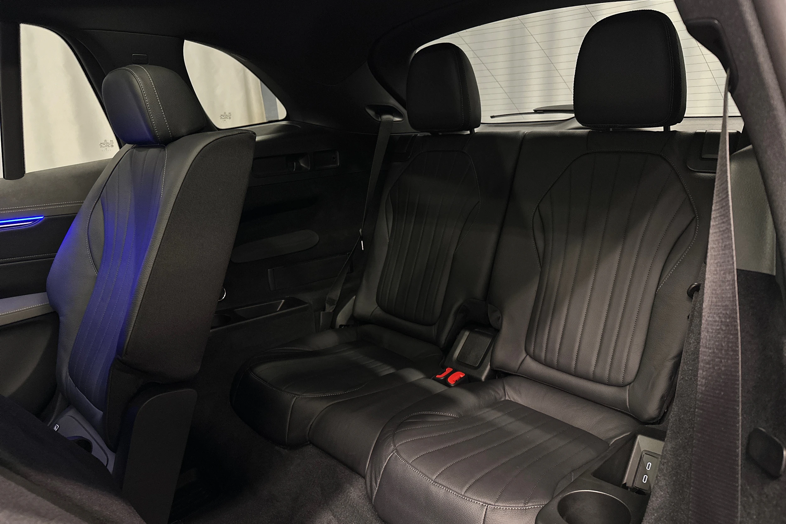 harmaa Mercedes-Benz EQS SUV 2023 kuva 35.