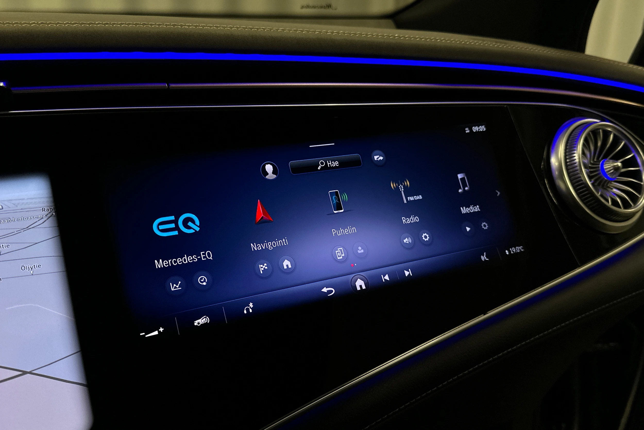 harmaa Mercedes-Benz EQS SUV 2023 kuva 36.