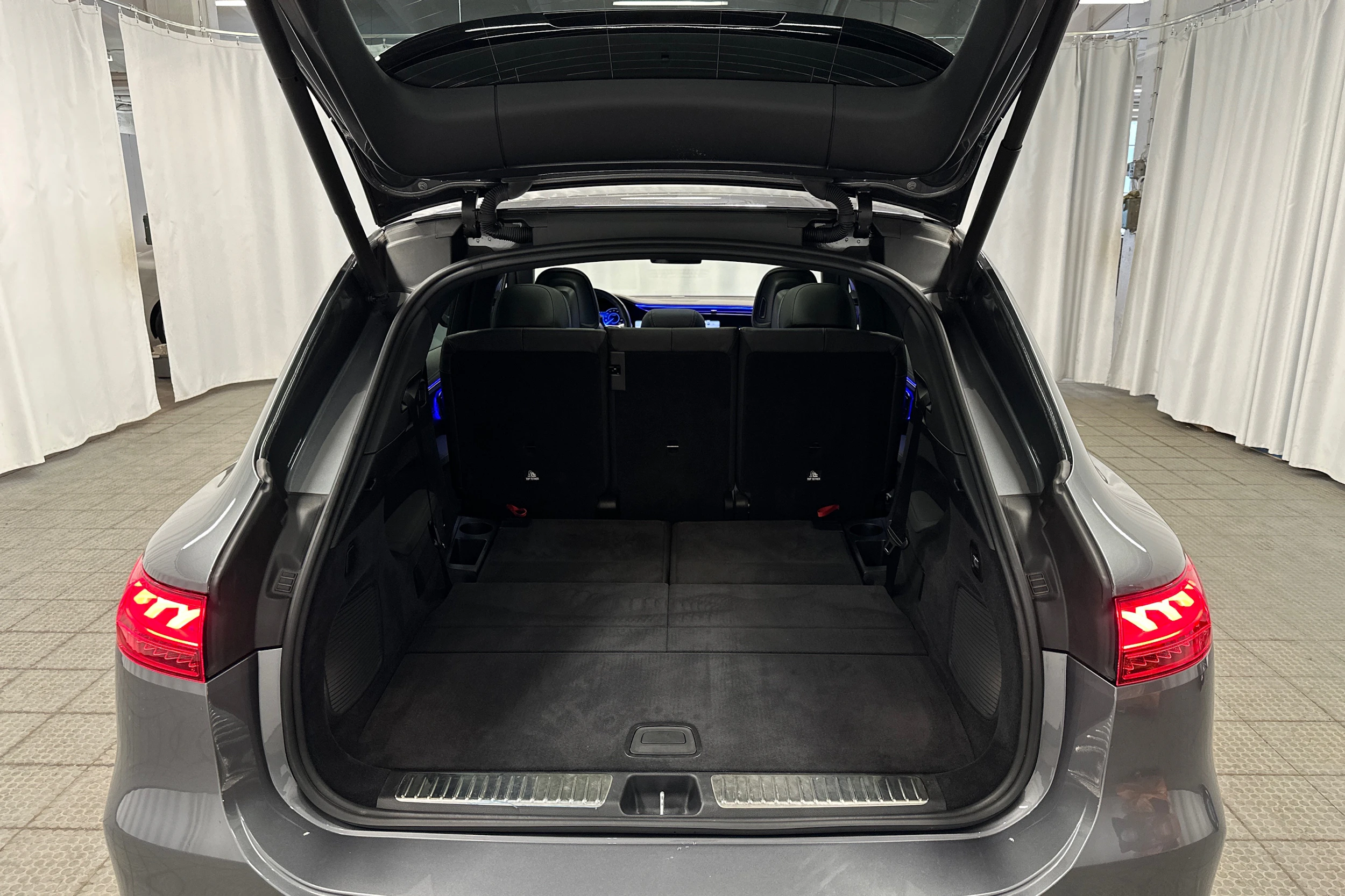 harmaa Mercedes-Benz EQS SUV 2023 kuva 37.