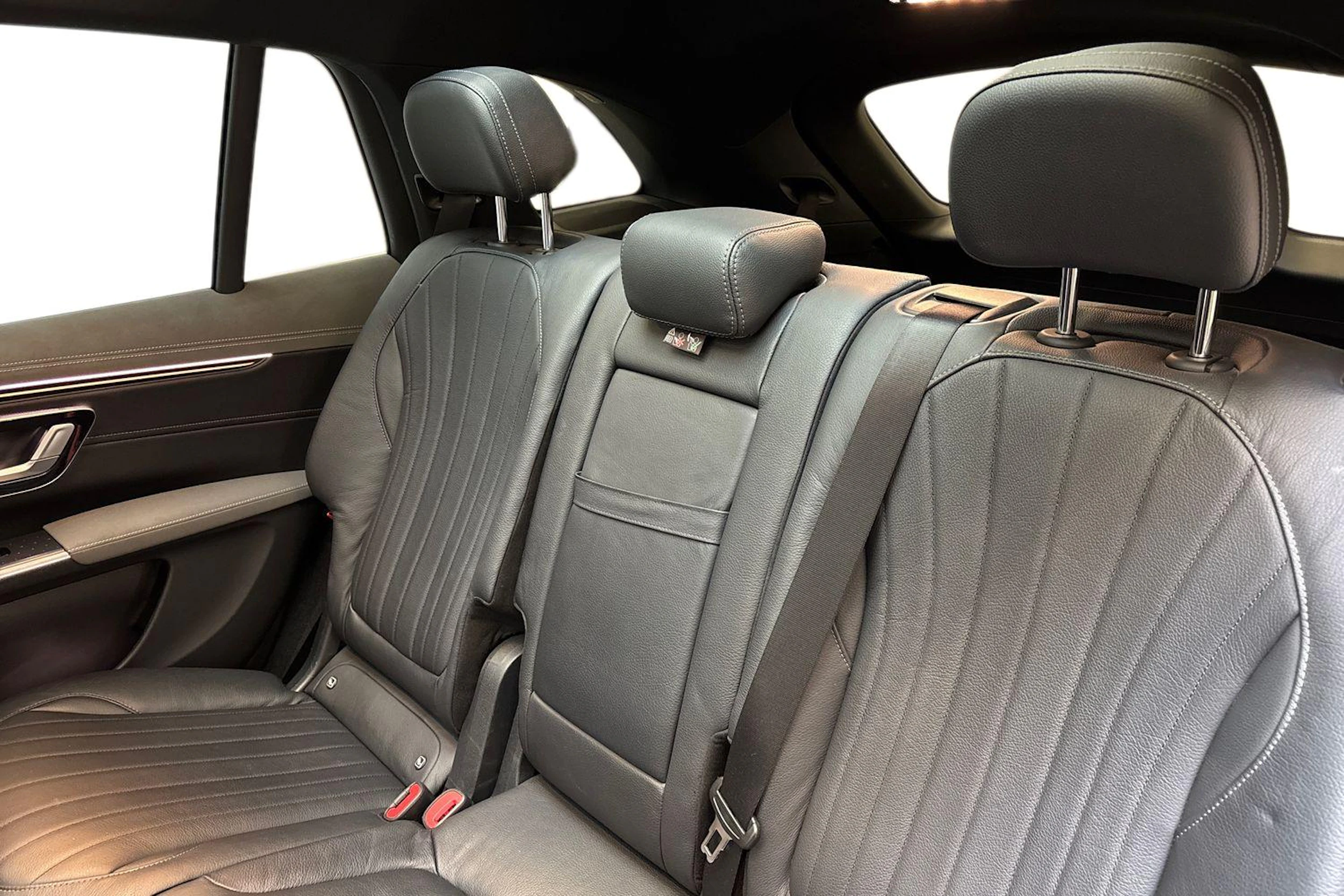 musta Mercedes-Benz EQS SUV 2023 kuva 8.