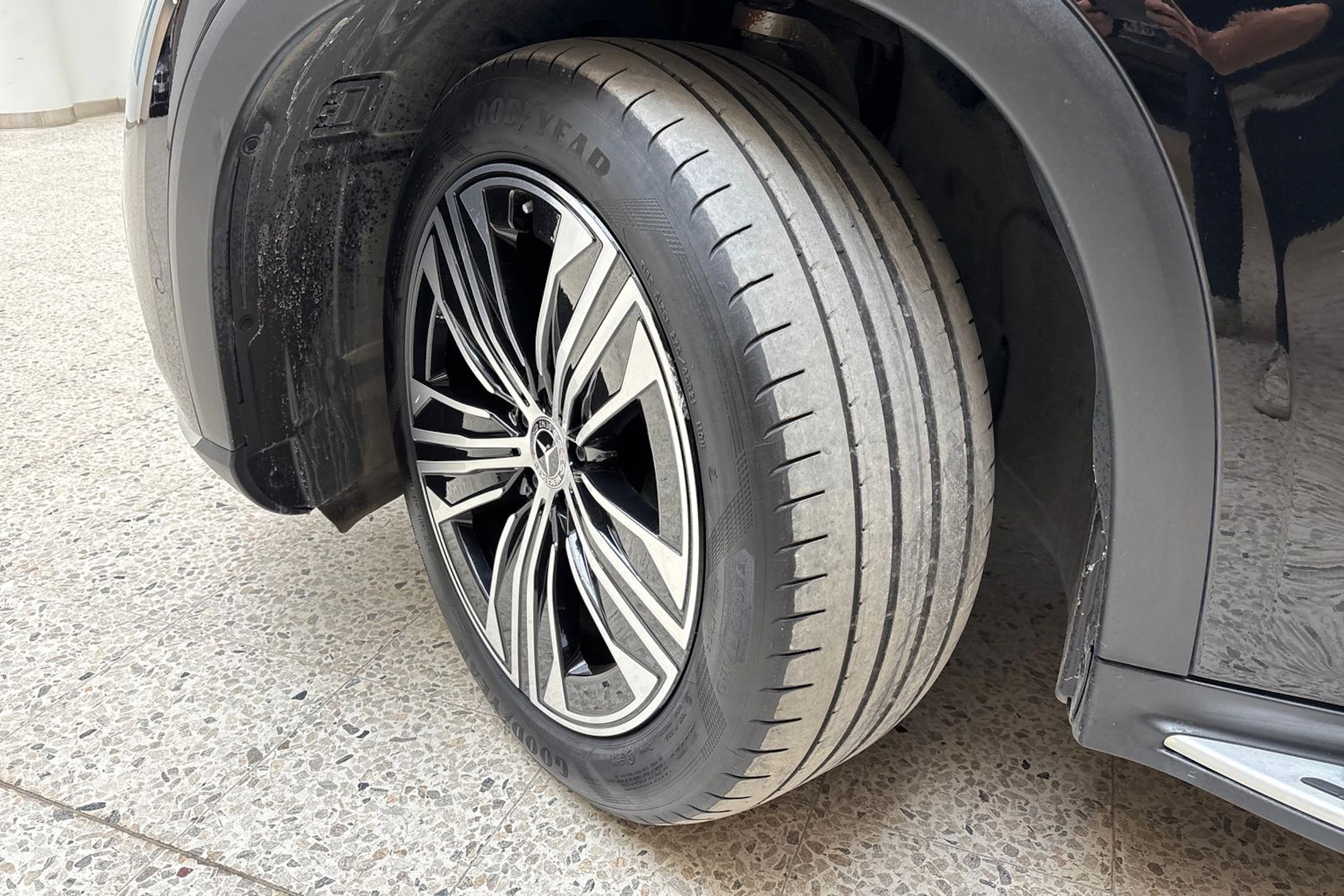 musta Mercedes-Benz EQS SUV 2023 kuva 10.