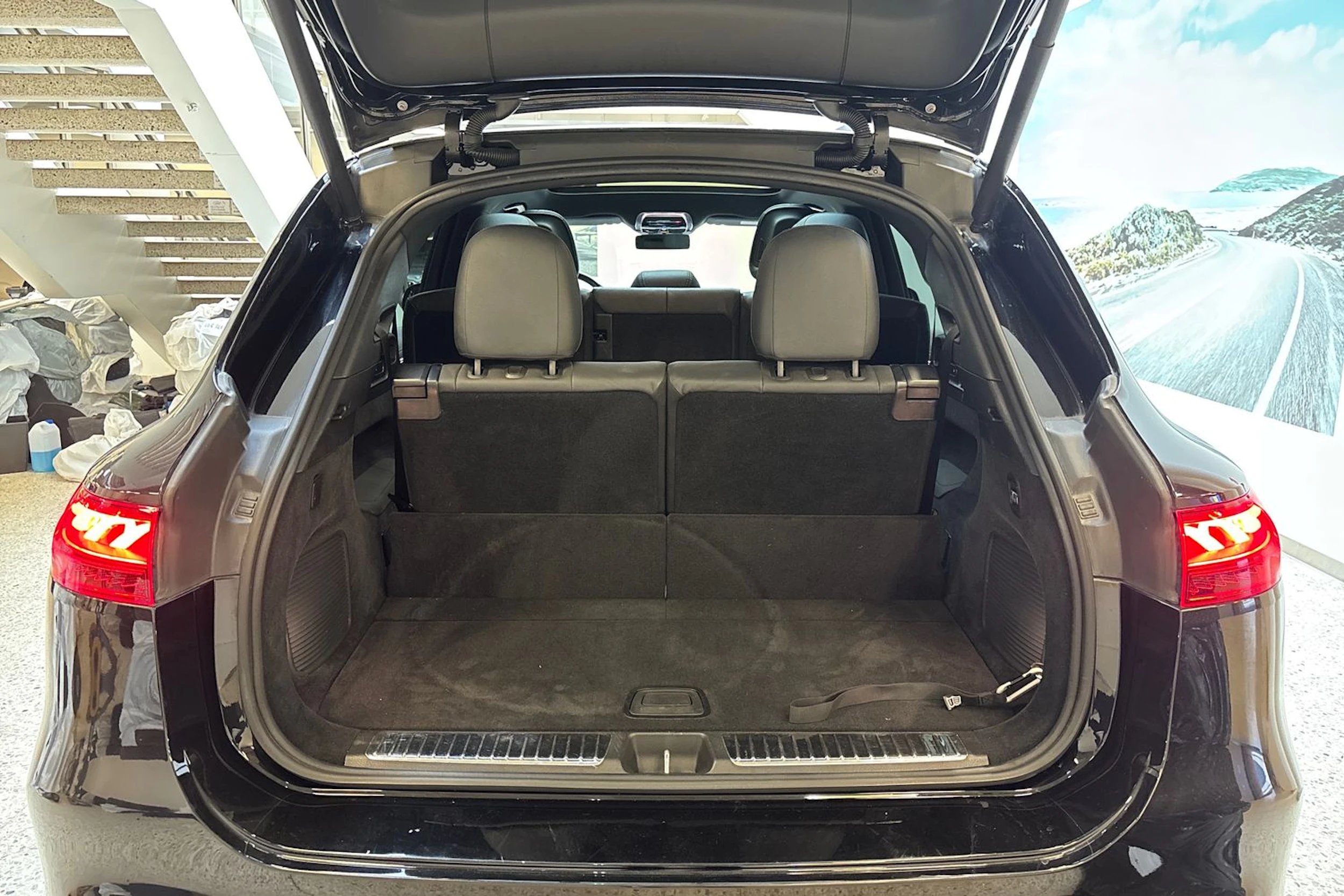musta Mercedes-Benz EQS SUV 2023 kuva 12.