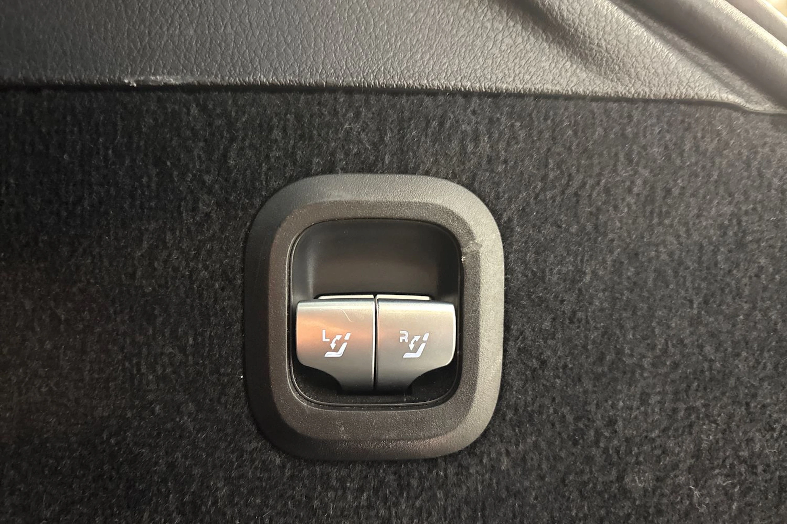 musta Mercedes-Benz EQS SUV 2023 kuva 15.