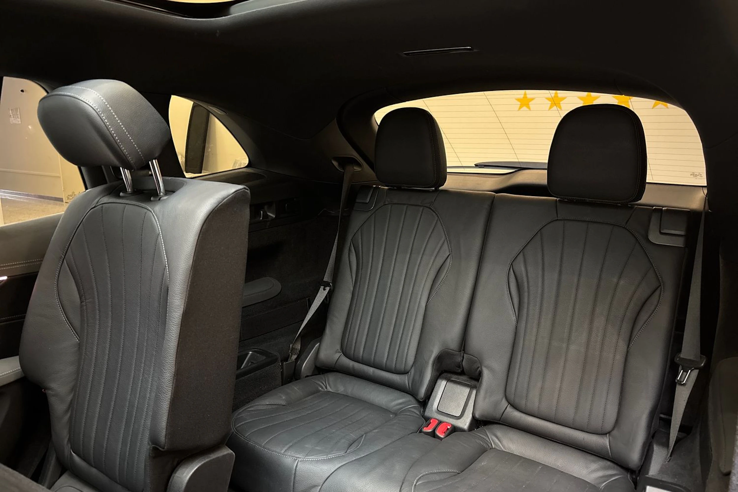 musta Mercedes-Benz EQS SUV 2023 kuva 17.
