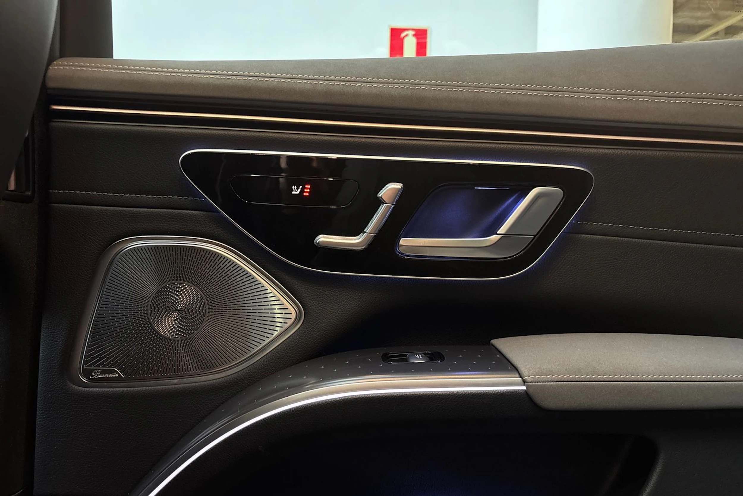 musta Mercedes-Benz EQS SUV 2023 kuva 19.