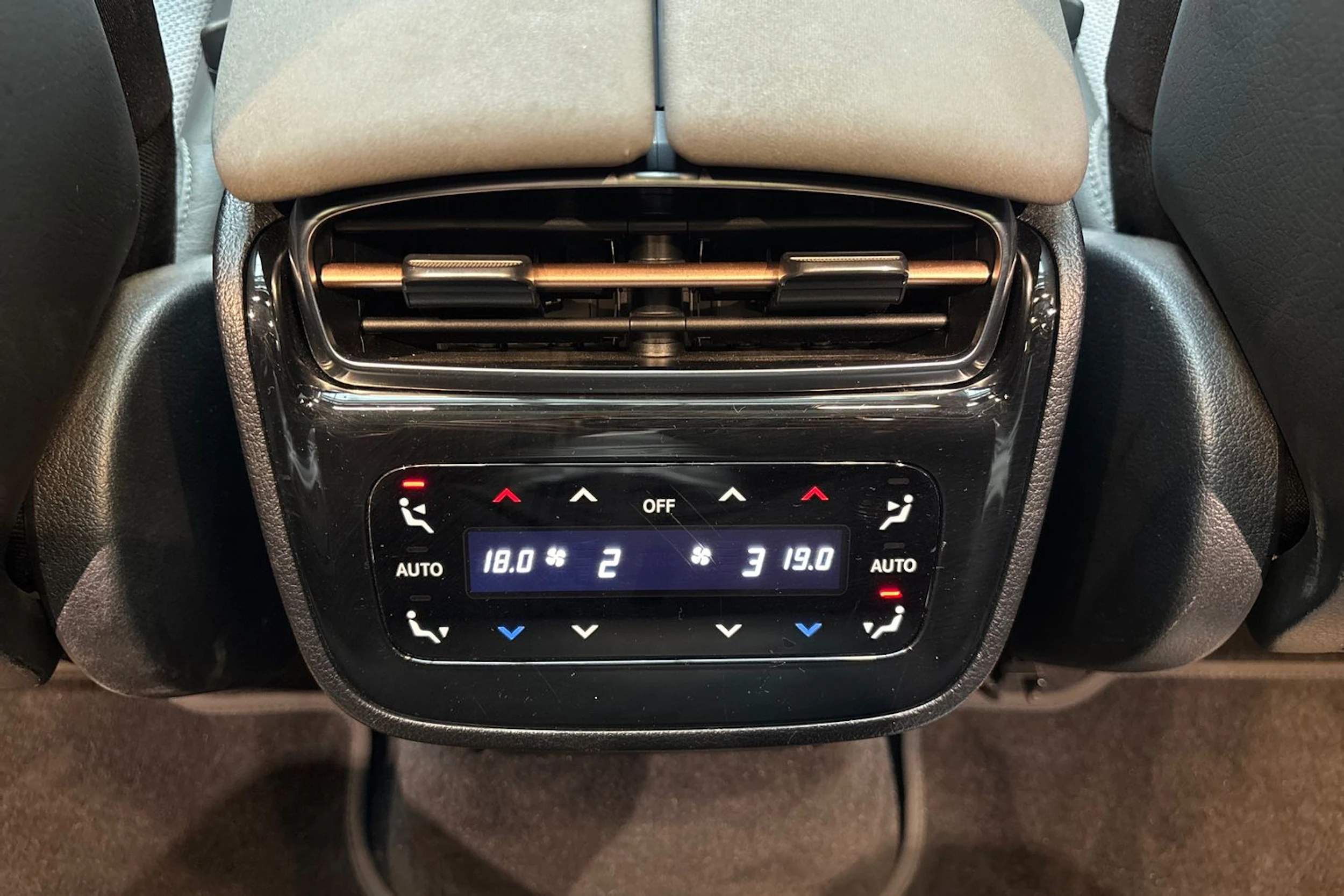 musta Mercedes-Benz EQS SUV 2023 kuva 20.