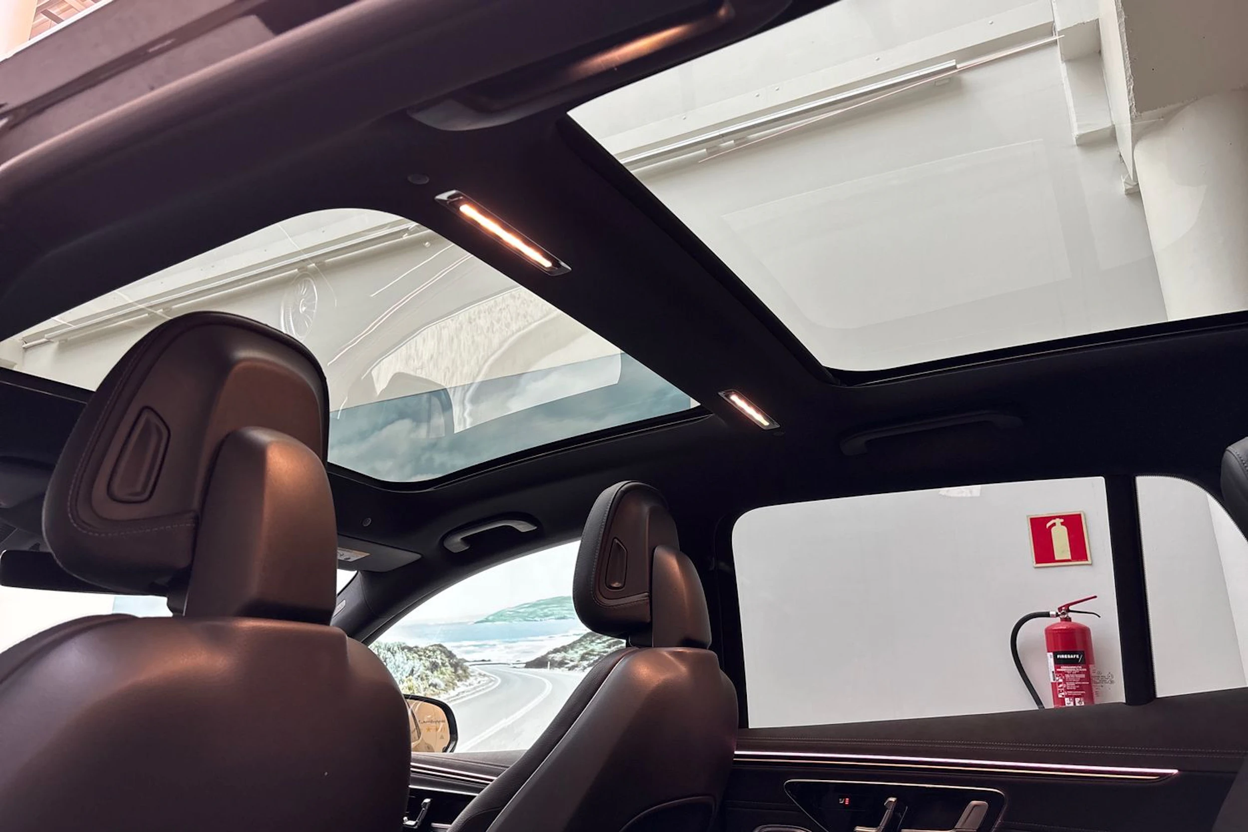 musta Mercedes-Benz EQS SUV 2023 kuva 22.
