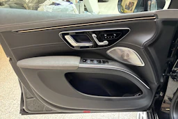 musta Mercedes-Benz EQS SUV 2023 kuva 23.