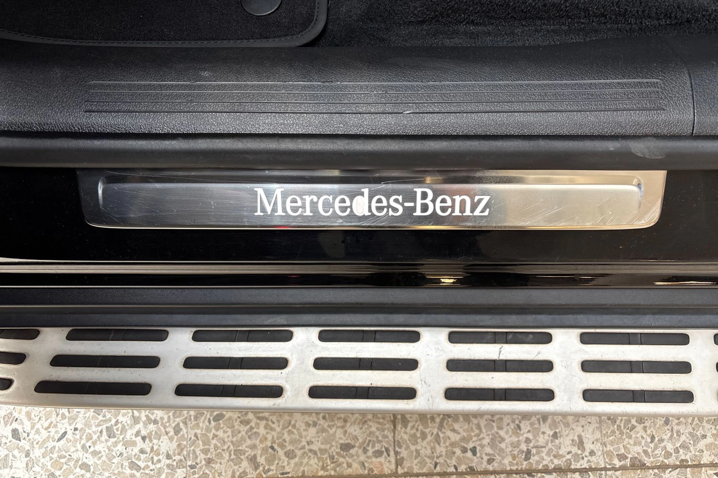 musta Mercedes-Benz EQS SUV 2023 kuva 24.