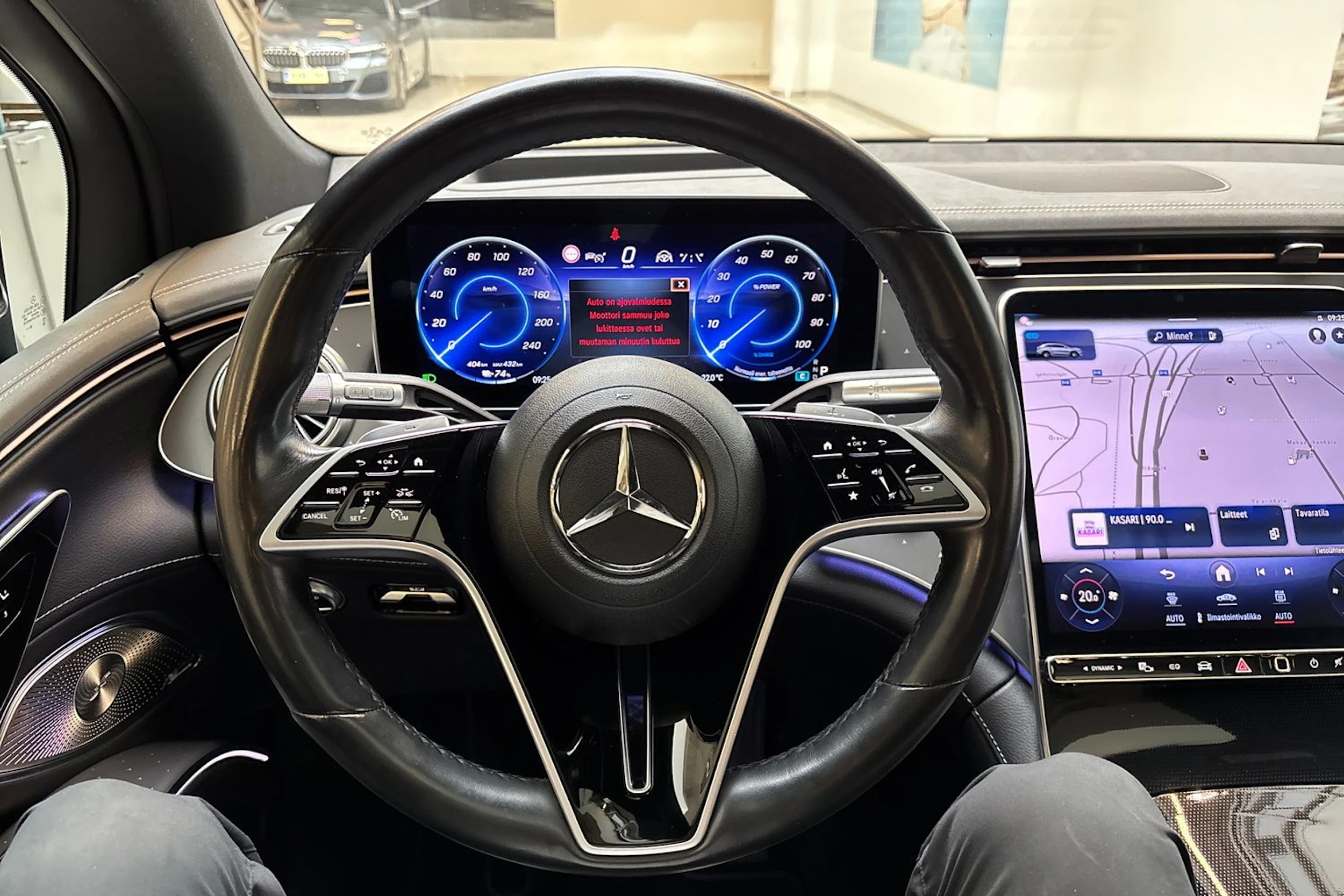 musta Mercedes-Benz EQS SUV 2023 kuva 25.
