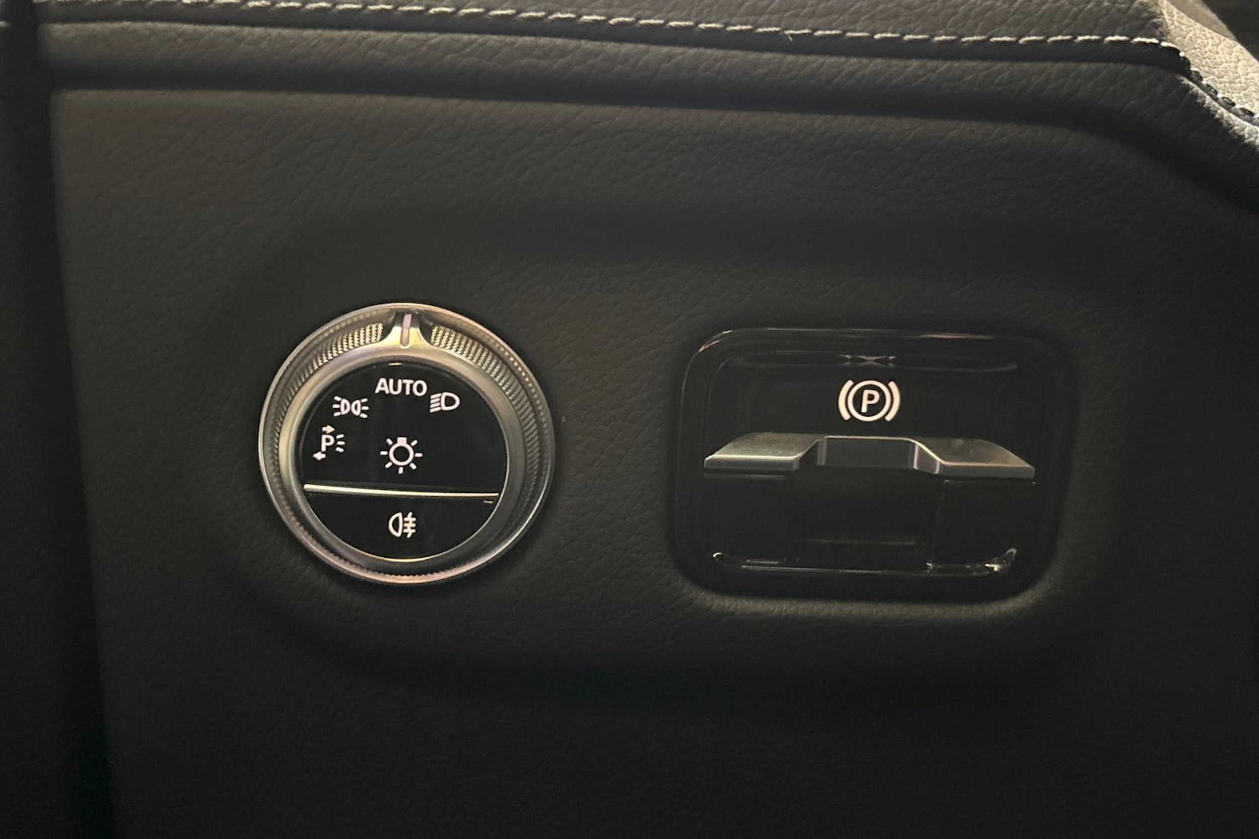 musta Mercedes-Benz EQS SUV 2023 kuva 26.