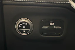 musta Mercedes-Benz EQS SUV 2023 kuva 26.