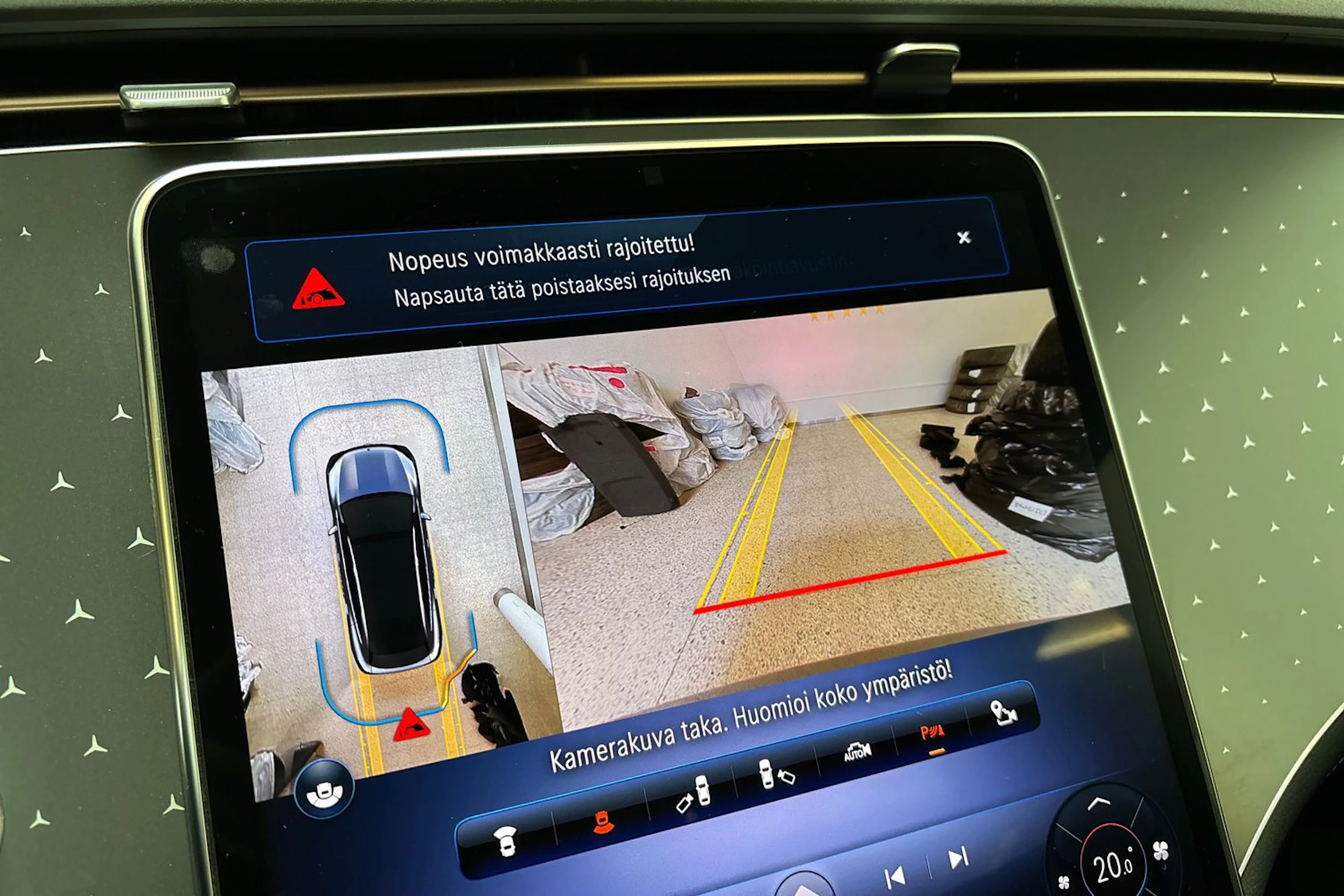 musta Mercedes-Benz EQS SUV 2023 kuva 31.