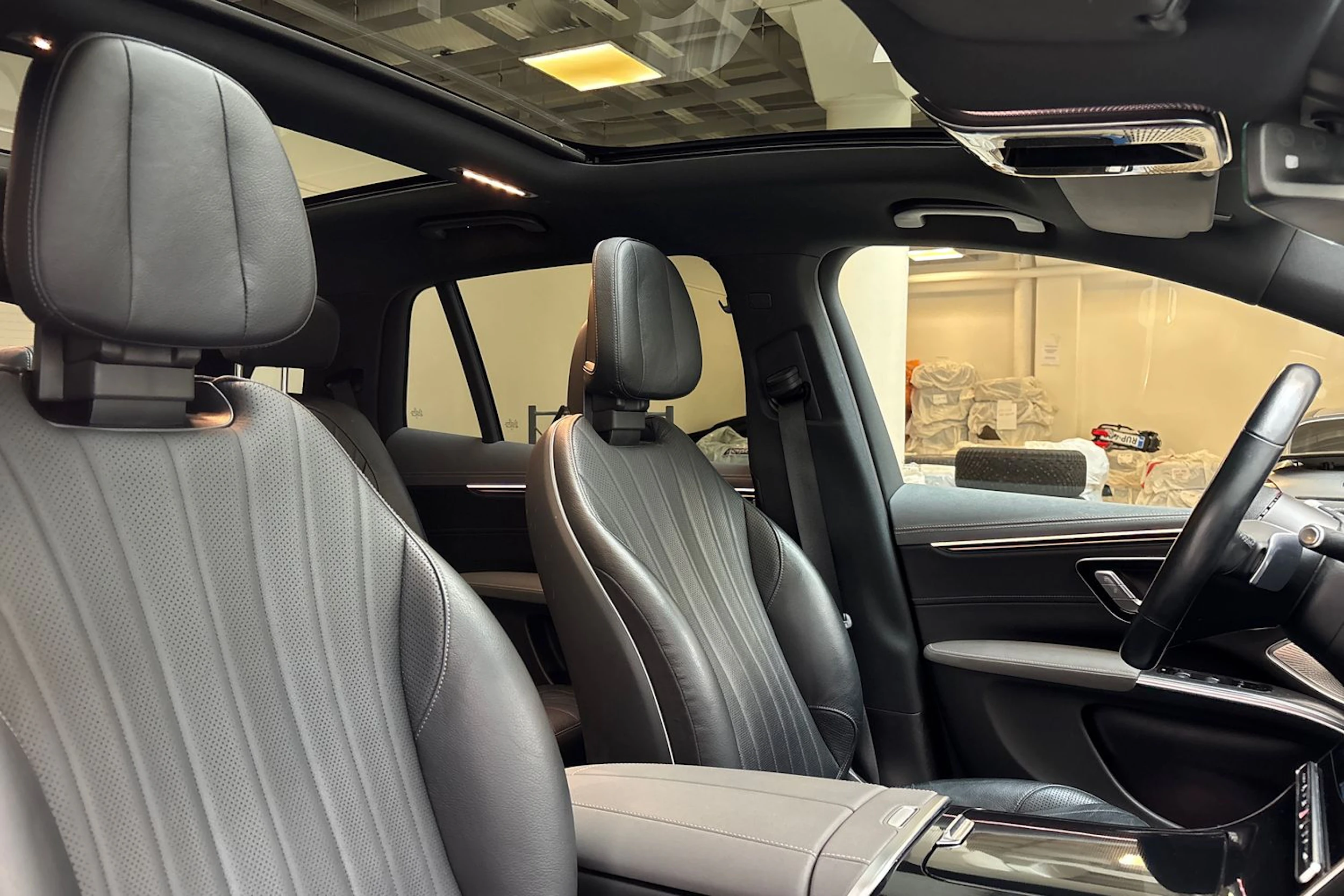 musta Mercedes-Benz EQS SUV 2023 kuva 38.