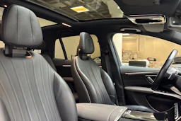 musta Mercedes-Benz EQS SUV 2023 kuva 38.