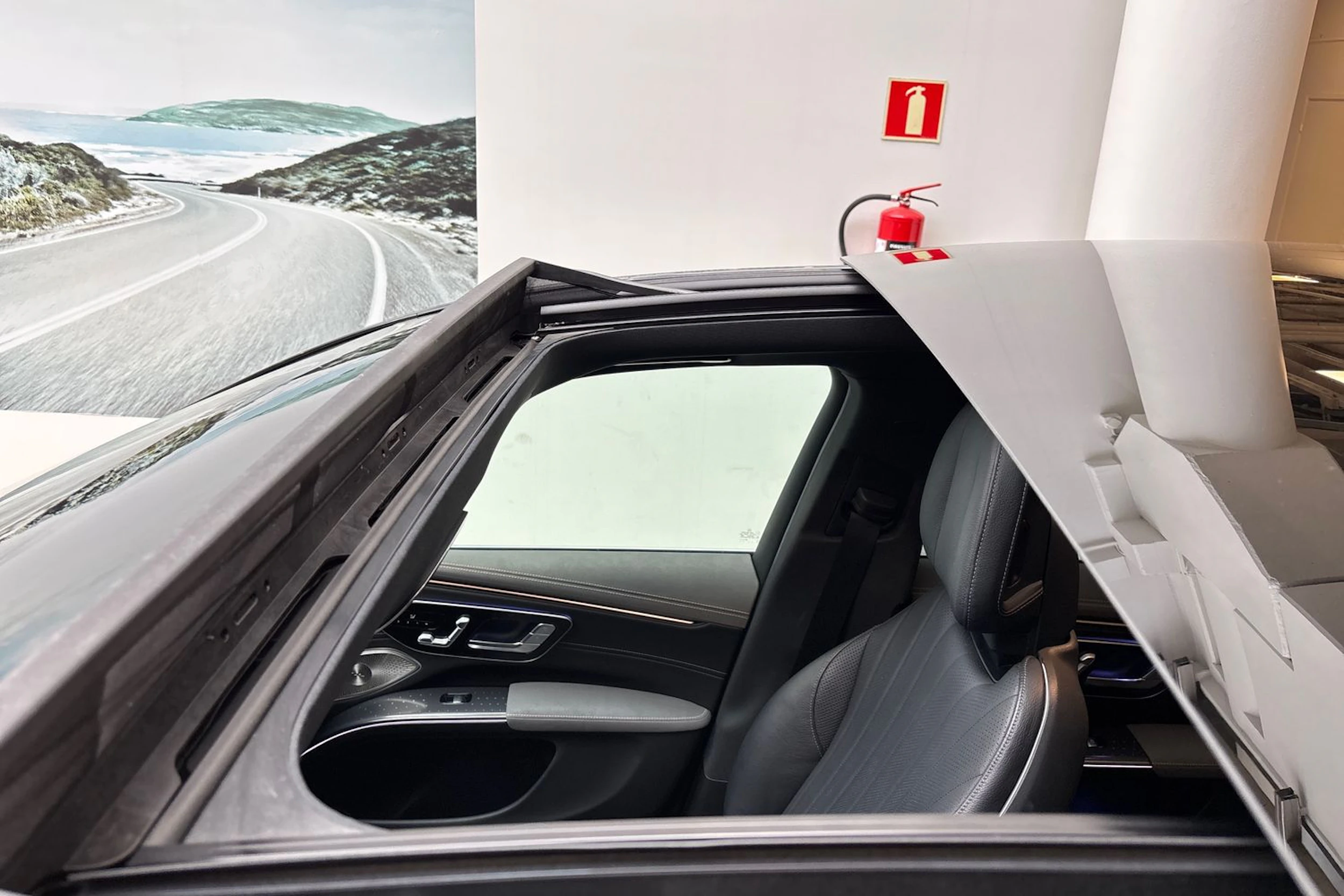 musta Mercedes-Benz EQS SUV 2023 kuva 40.